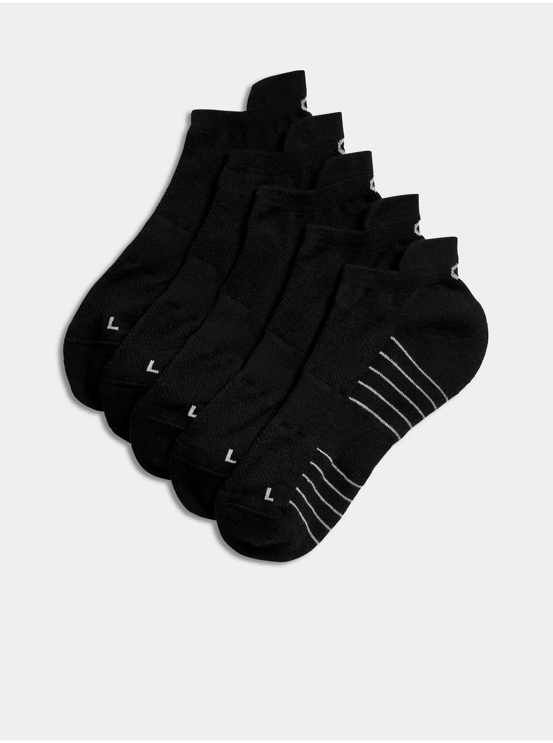 Levně Sada pěti párů pánských sportovních ponožek v černé barvě Marks & Spencer Trainer Liners™