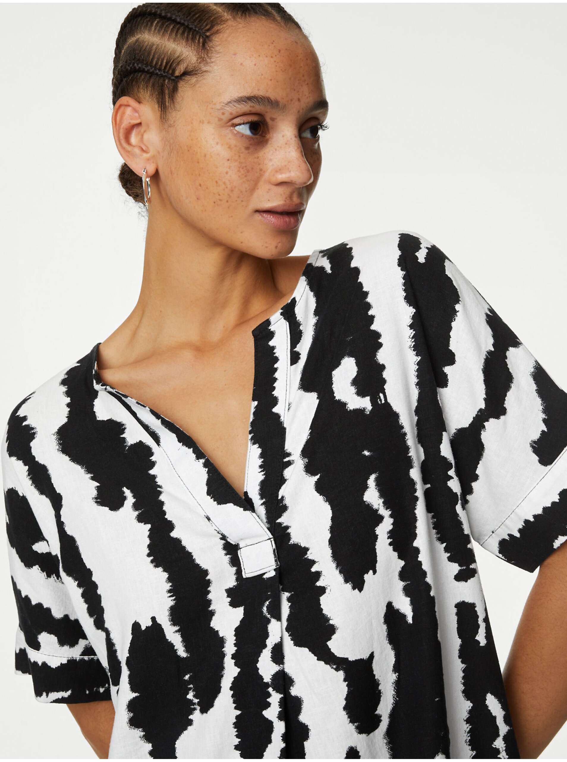 E-shop Bílo-černé dámské lněné vzorované midi šaty Marks & Spencer