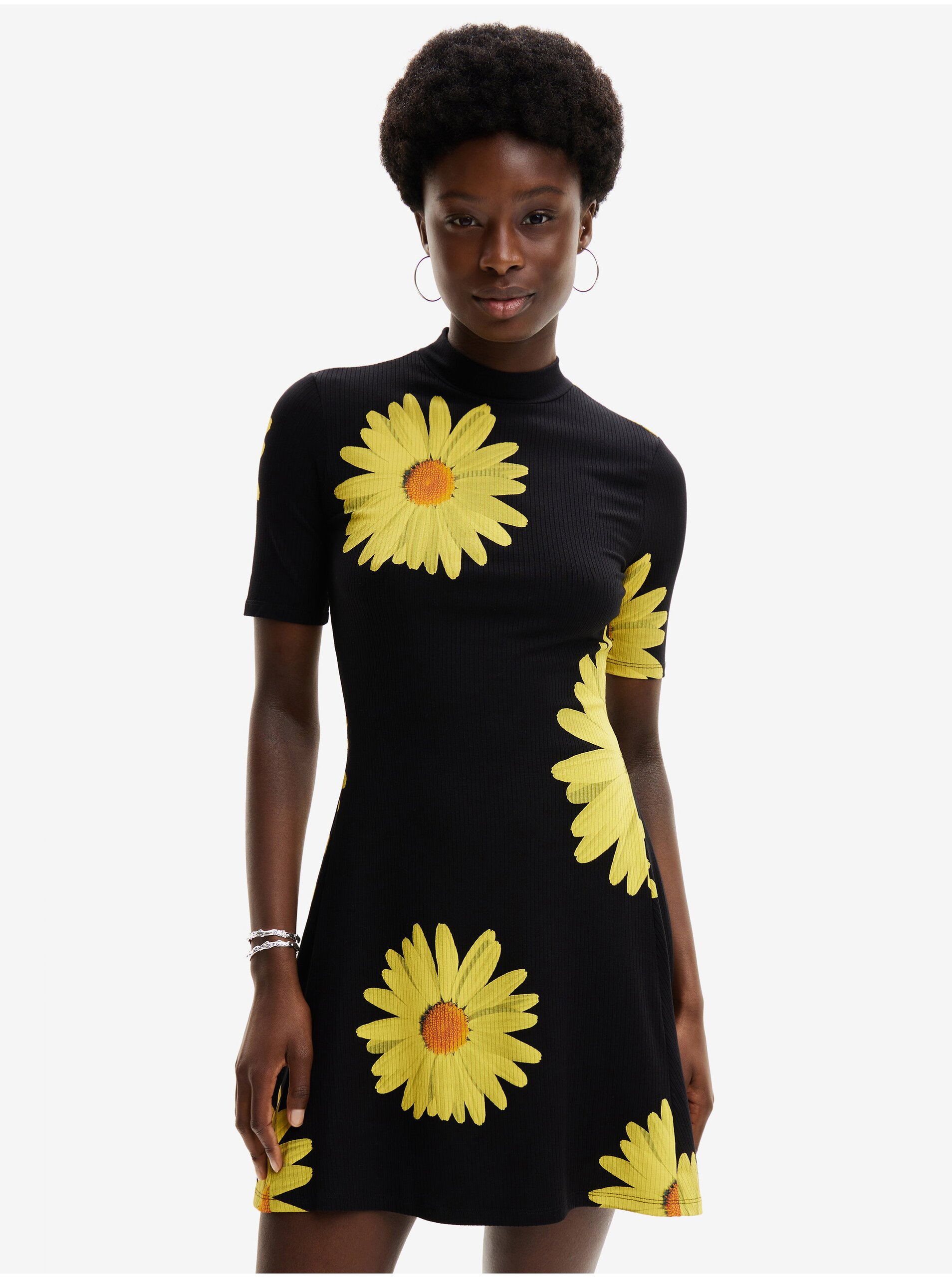 Lacno Žlto-čierne dámske kvetované šaty Desigual Margaritas