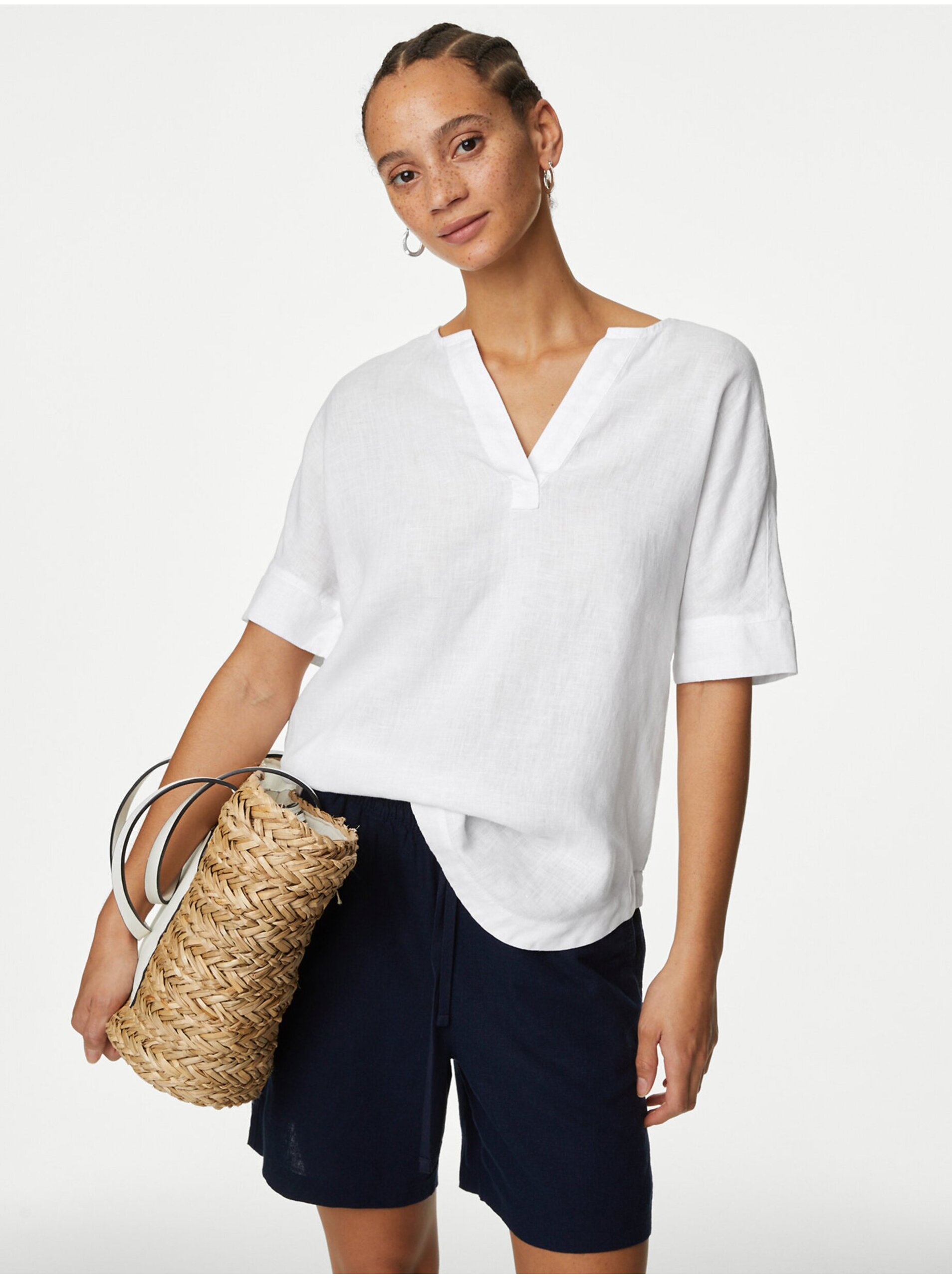 E-shop Bílá dámská lněná halenka s véčkovým výstřihem Marks & Spencer