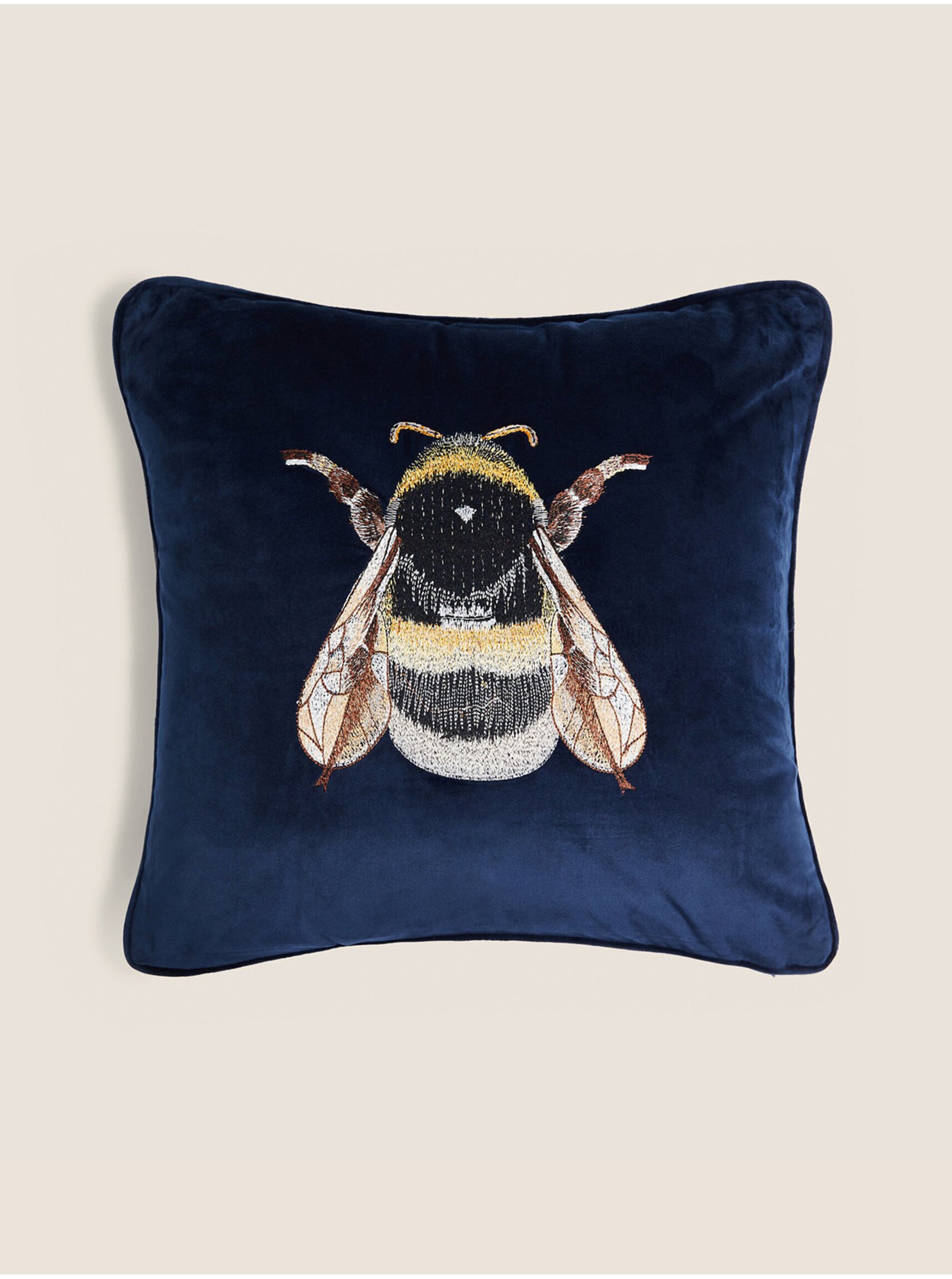 Lacno Tmavomodrý zamatový dekoratívny vankúš s motívom včely Marks & Spencer