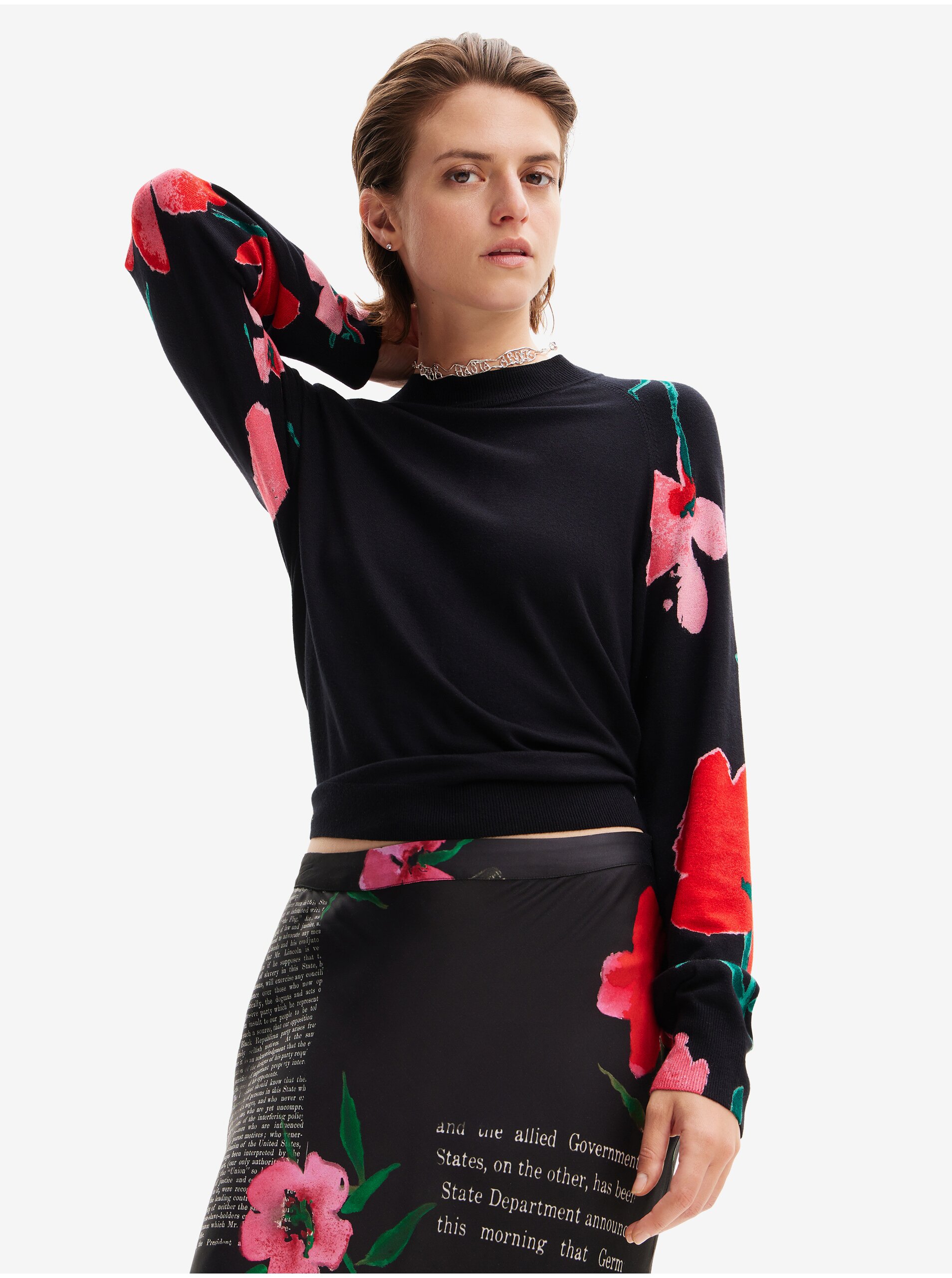 E-shop Černý dámský květovaný svetr Desigual Demis