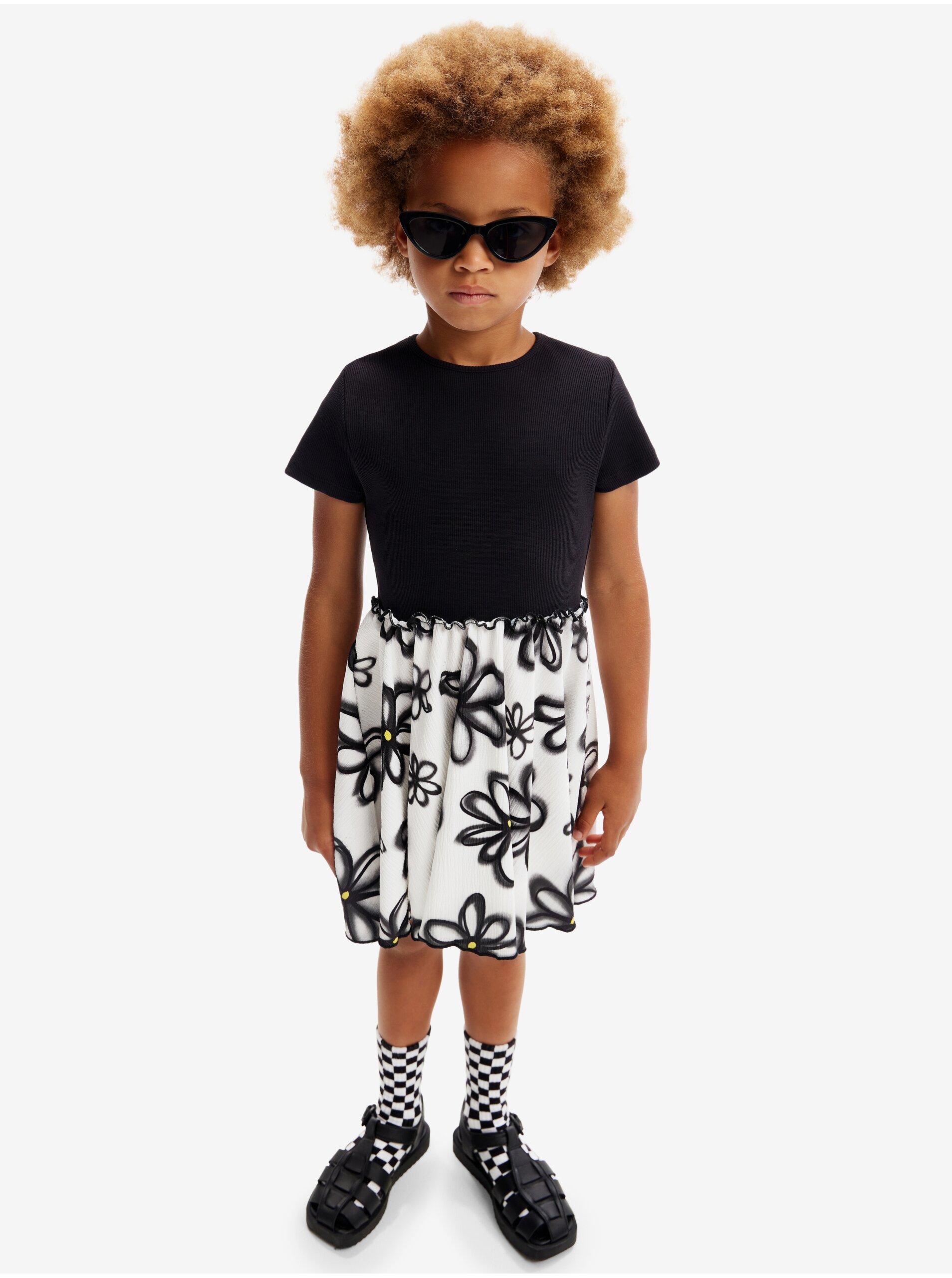 E-shop Bielo-čierne dievčenskú kvetované šaty Desigual Bera
