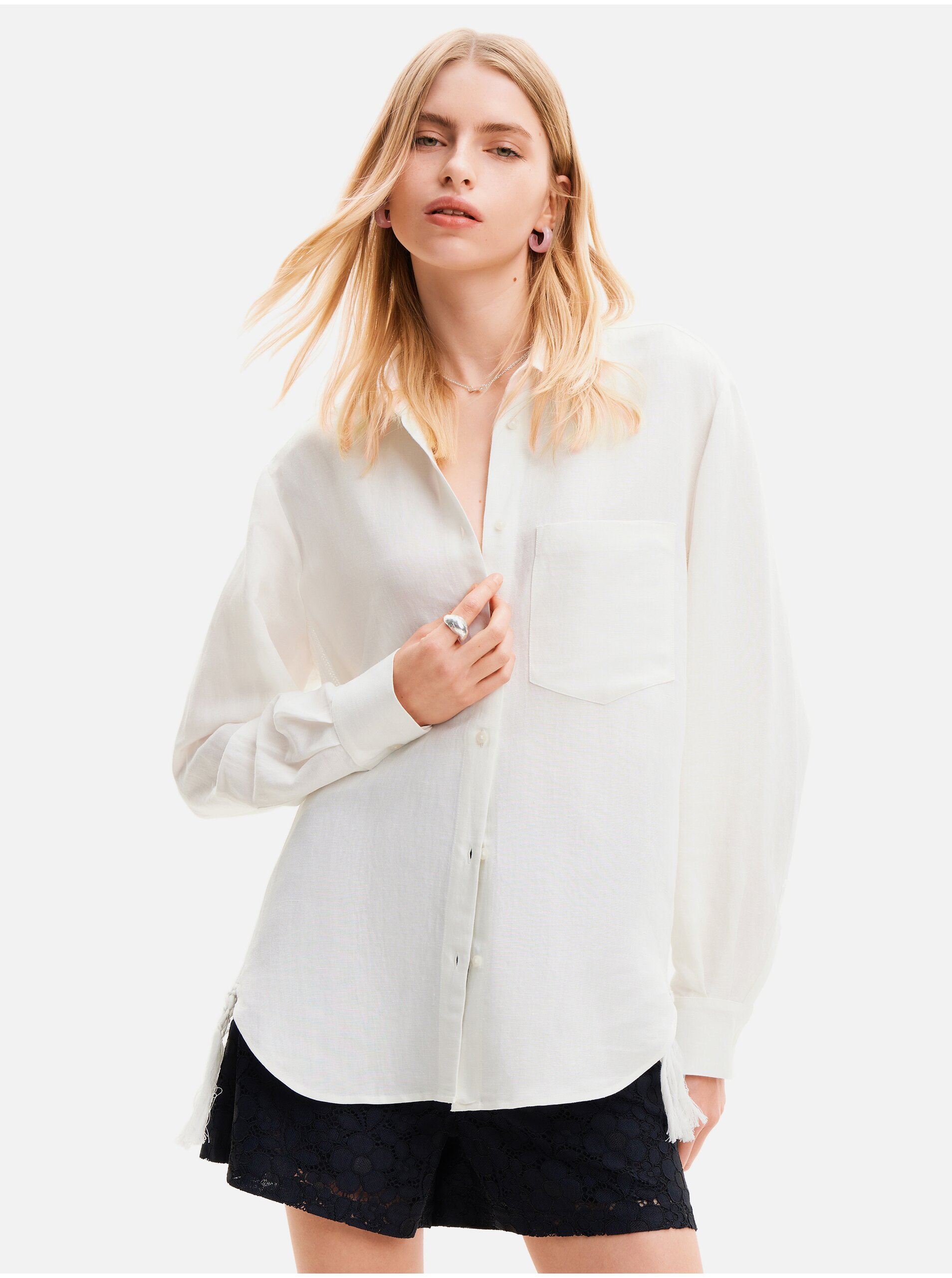 E-shop Bílá dámská oversize košile s příměsí lnu Desigual Fringes