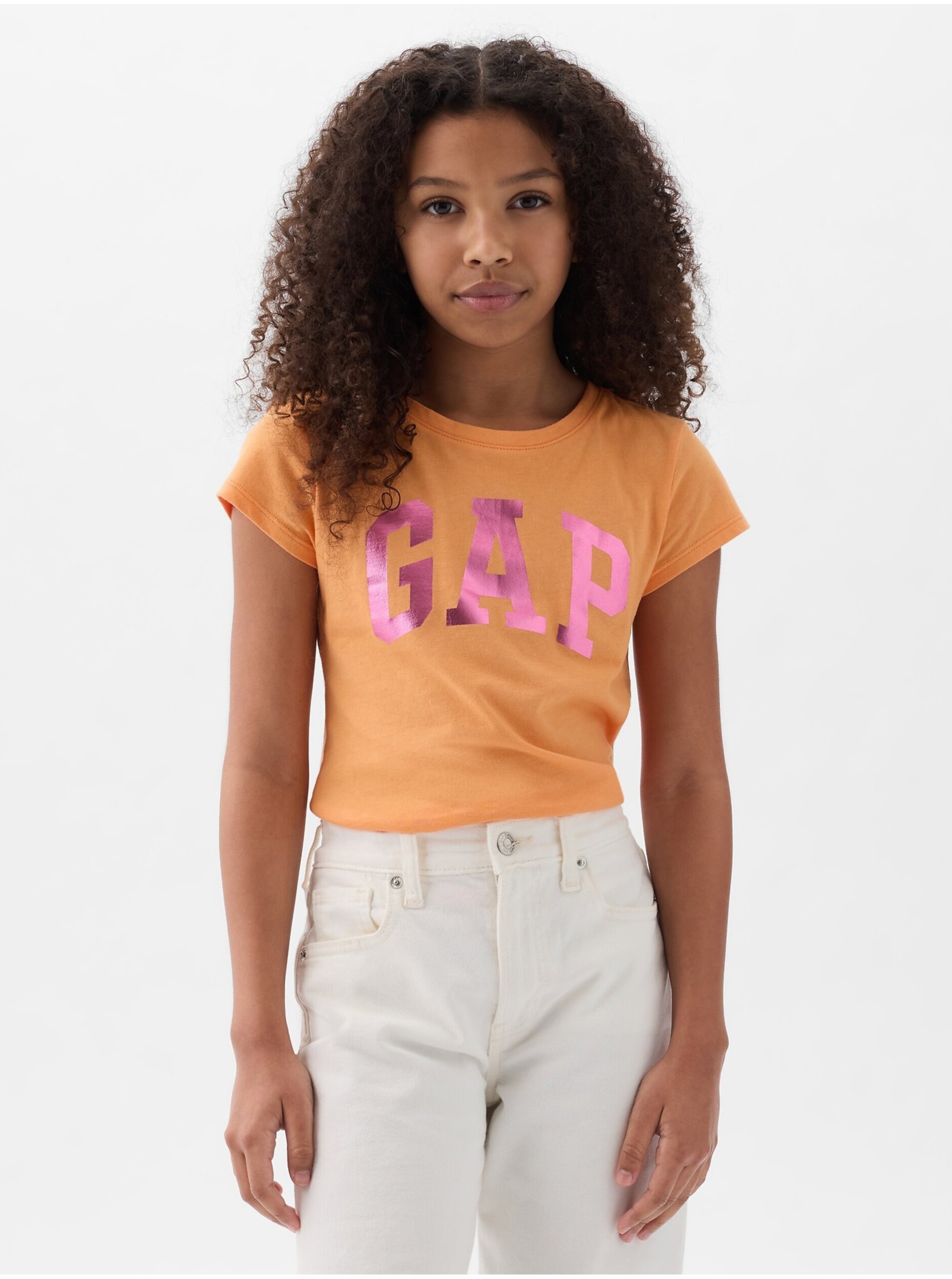 E-shop Oranžové dievčenské tričko s metalickým logom GAP