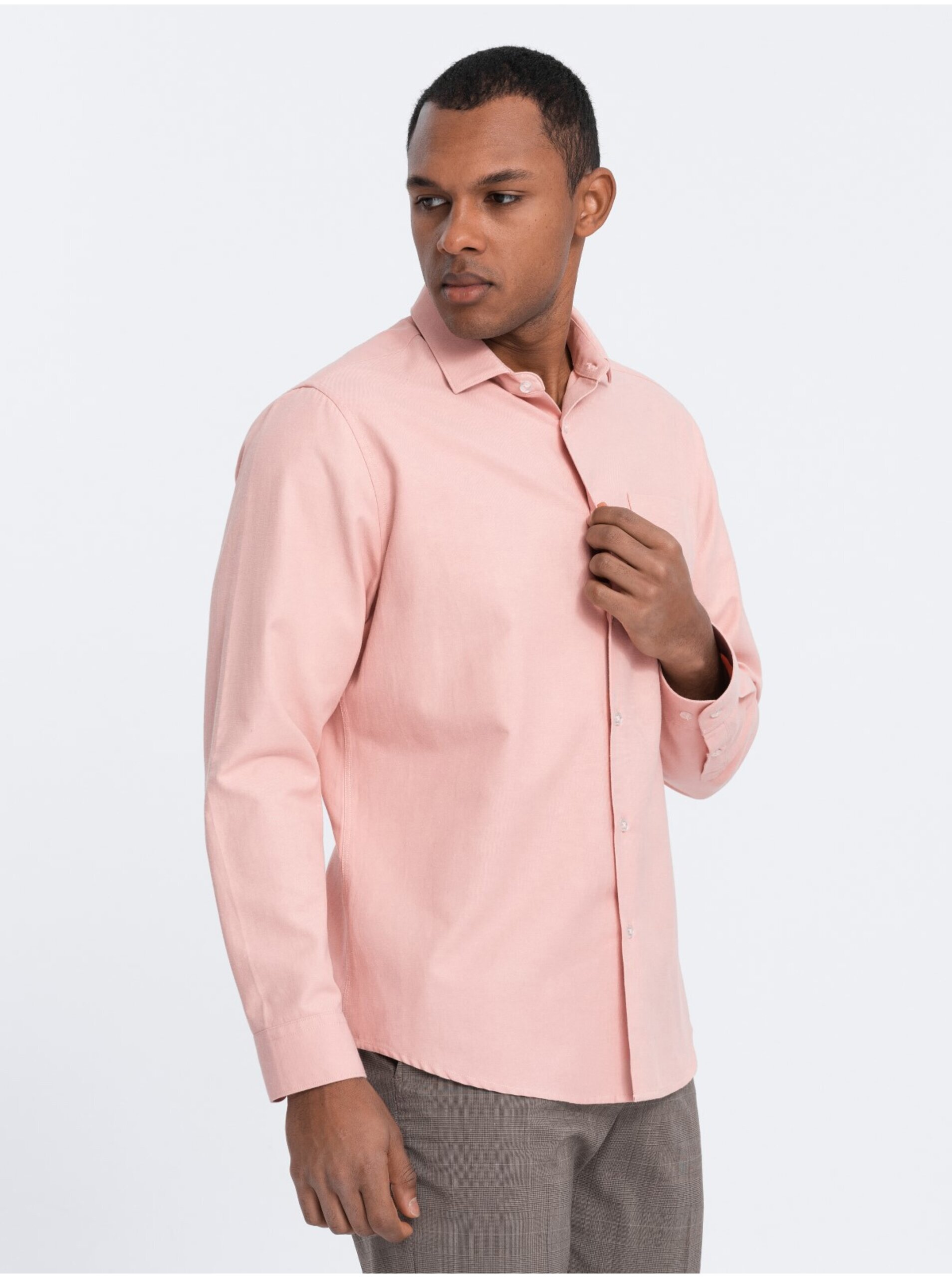 Levně Světle růžová pánská košile Ombre Clothing