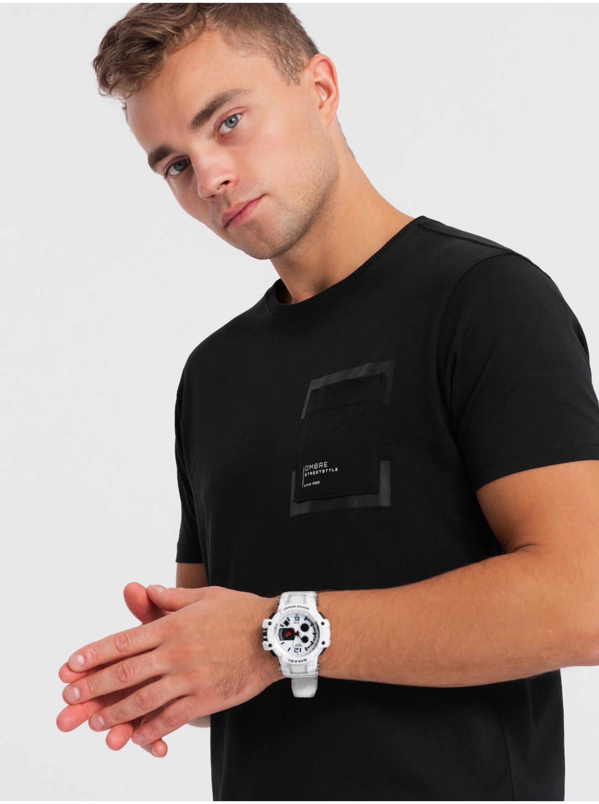 E-shop Černé pánské tričko Ombre Clothing