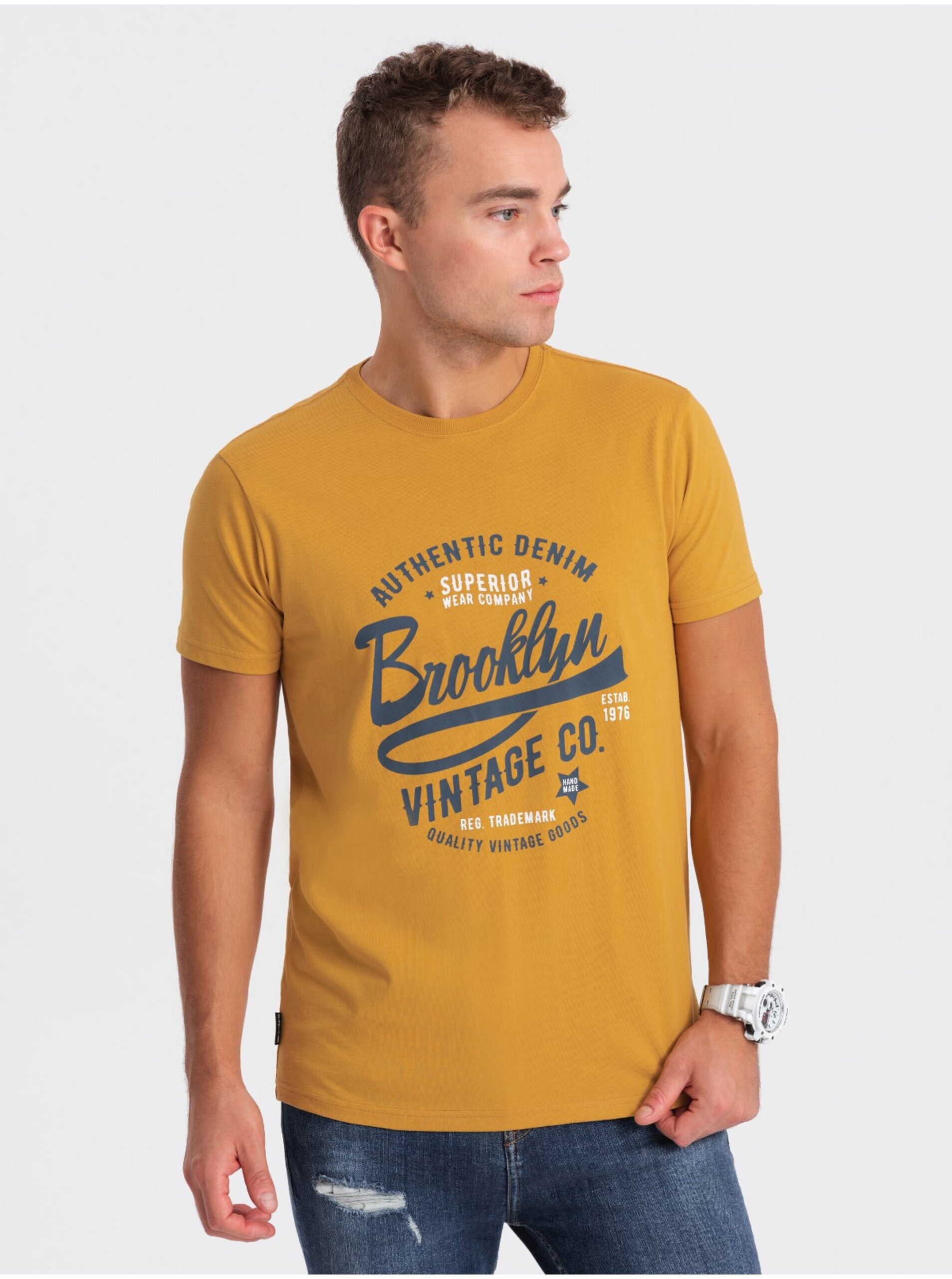 E-shop Horčicové pánske tričko Ombre Clothing
