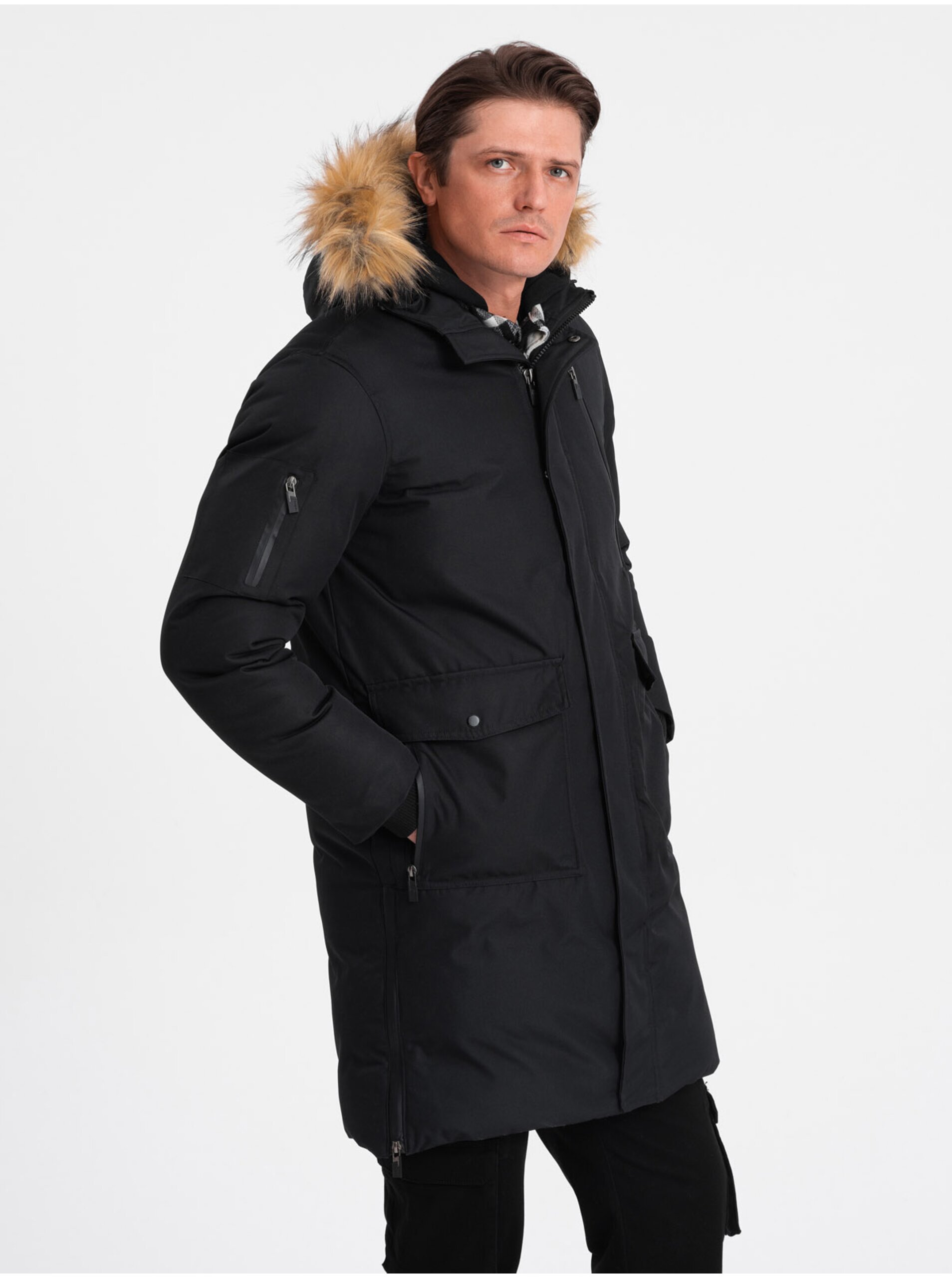 Lacno Čierna pánska zimná bunda s umelým kožúškom Ombre Clothing Alaskan