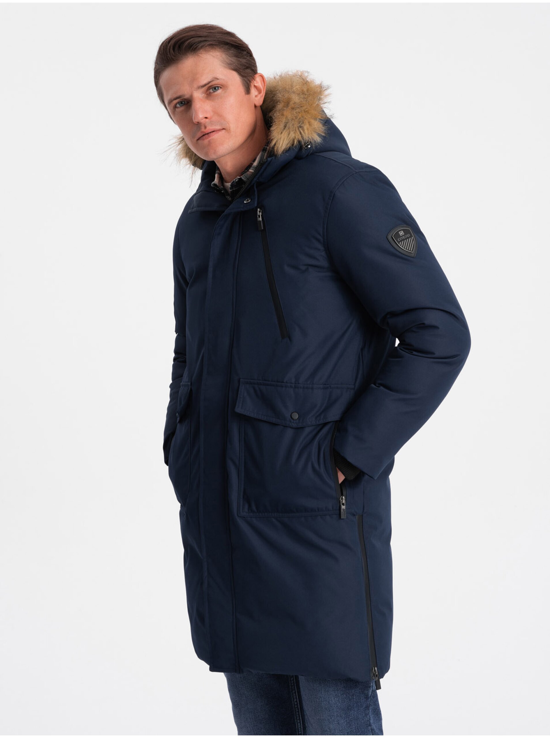 Lacno Tmavomodrá pánska zimná bunda s umelým kožúškom Ombre Clothing Alaskan