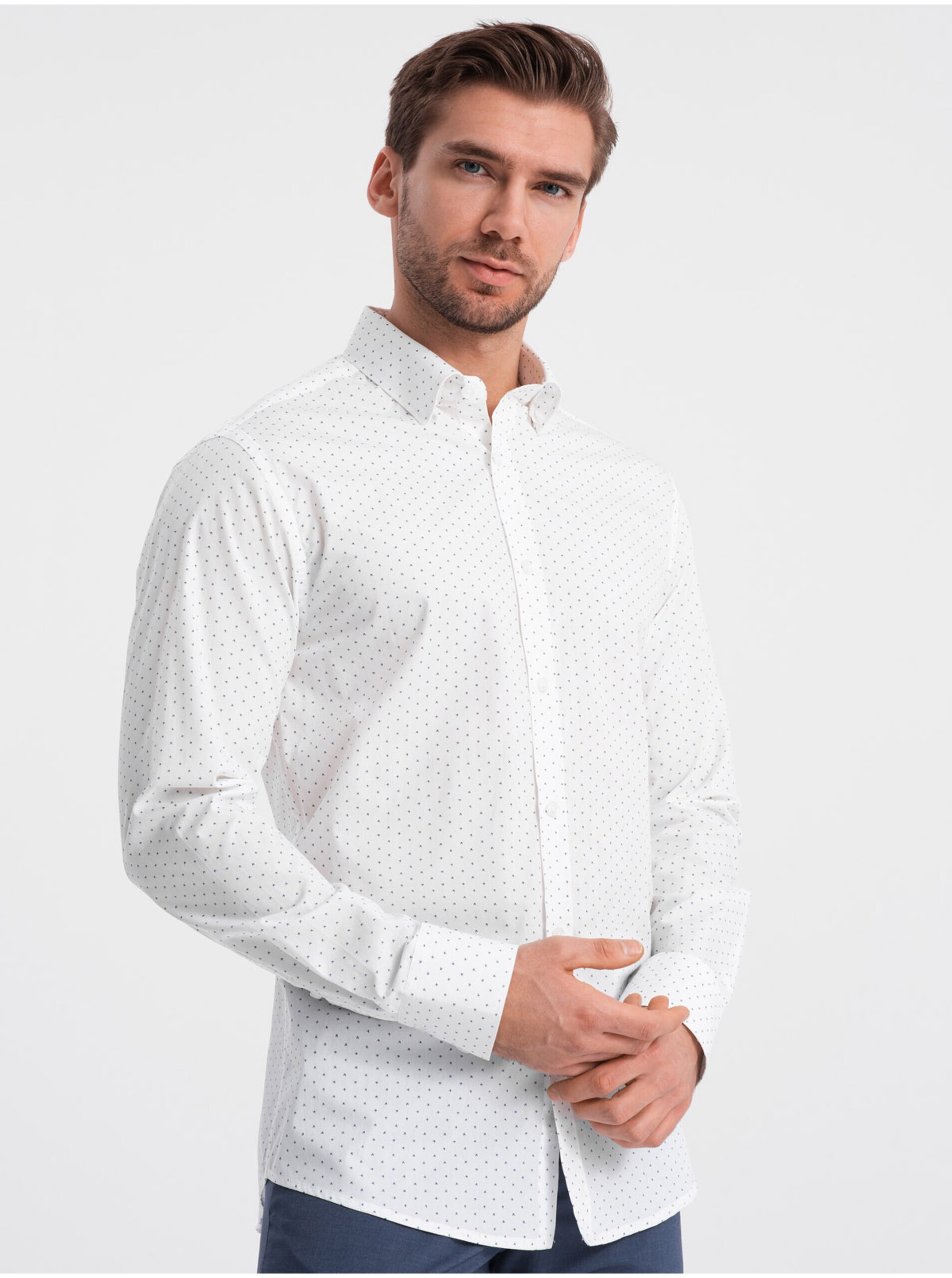 E-shop Biela pánska vzorovaná košeľa Ombre Clothing
