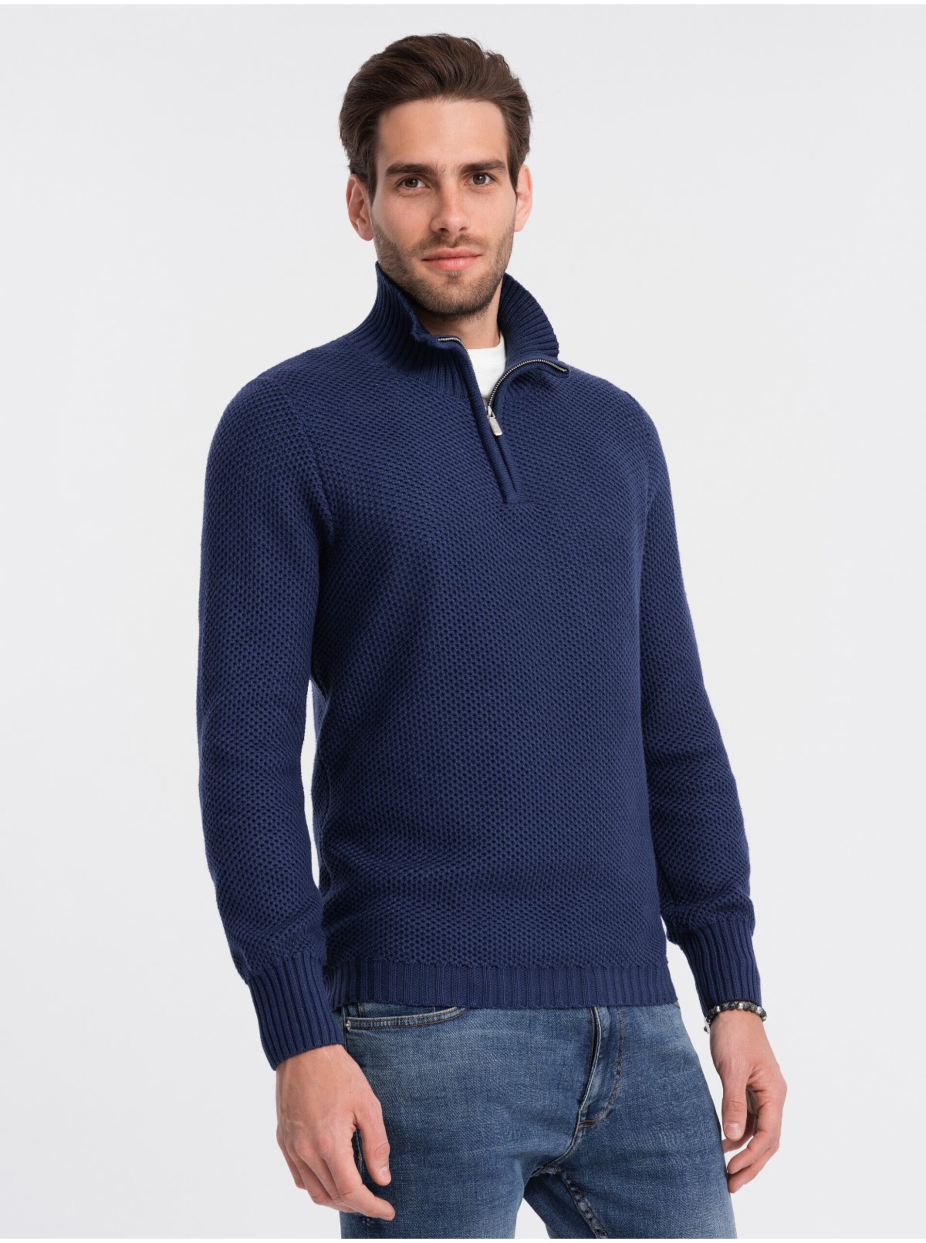 Levně Tmavě modrý pánský svetr s límcem Ombre Clothing