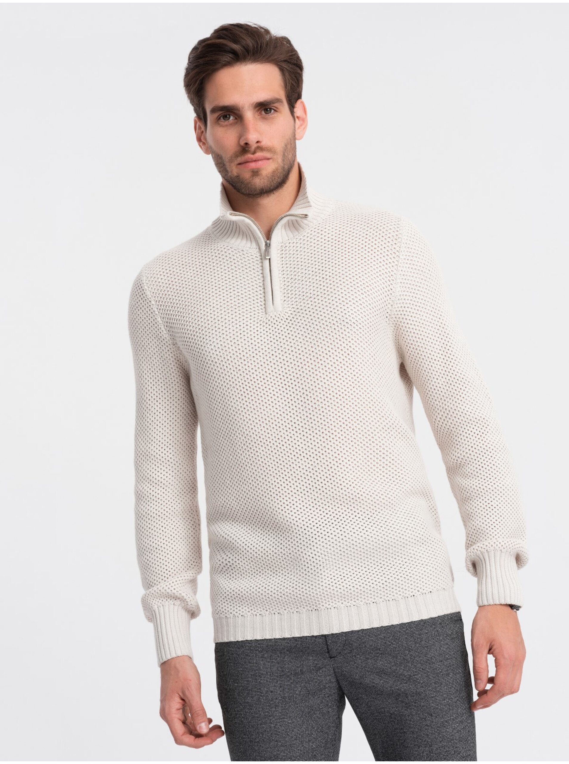 Lacno Krémový pánsky sveter s golierom Ombre Clothing