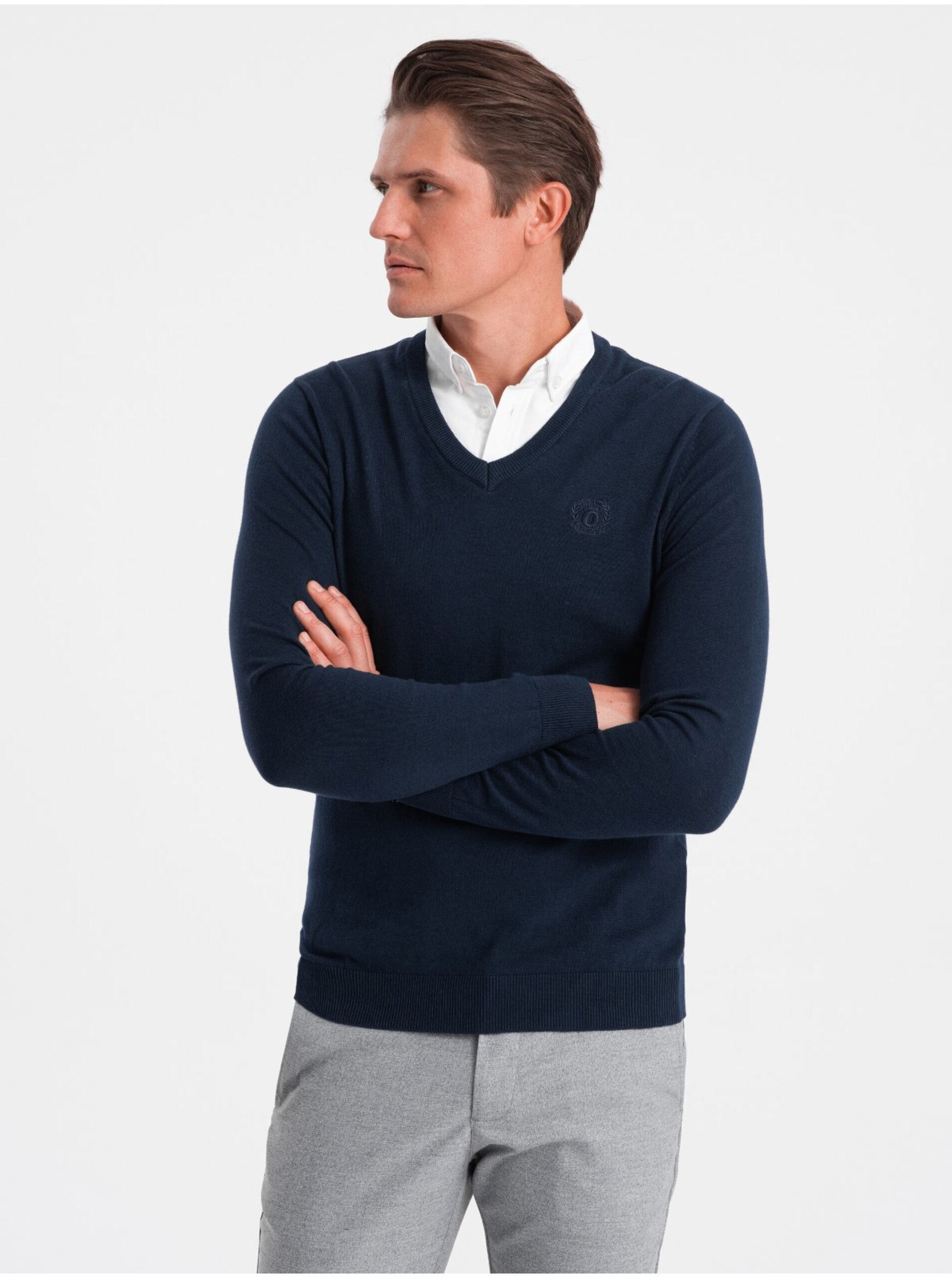 Levně Tmavě modrý pánský svetr s košilovým límcem Ombre Clothing