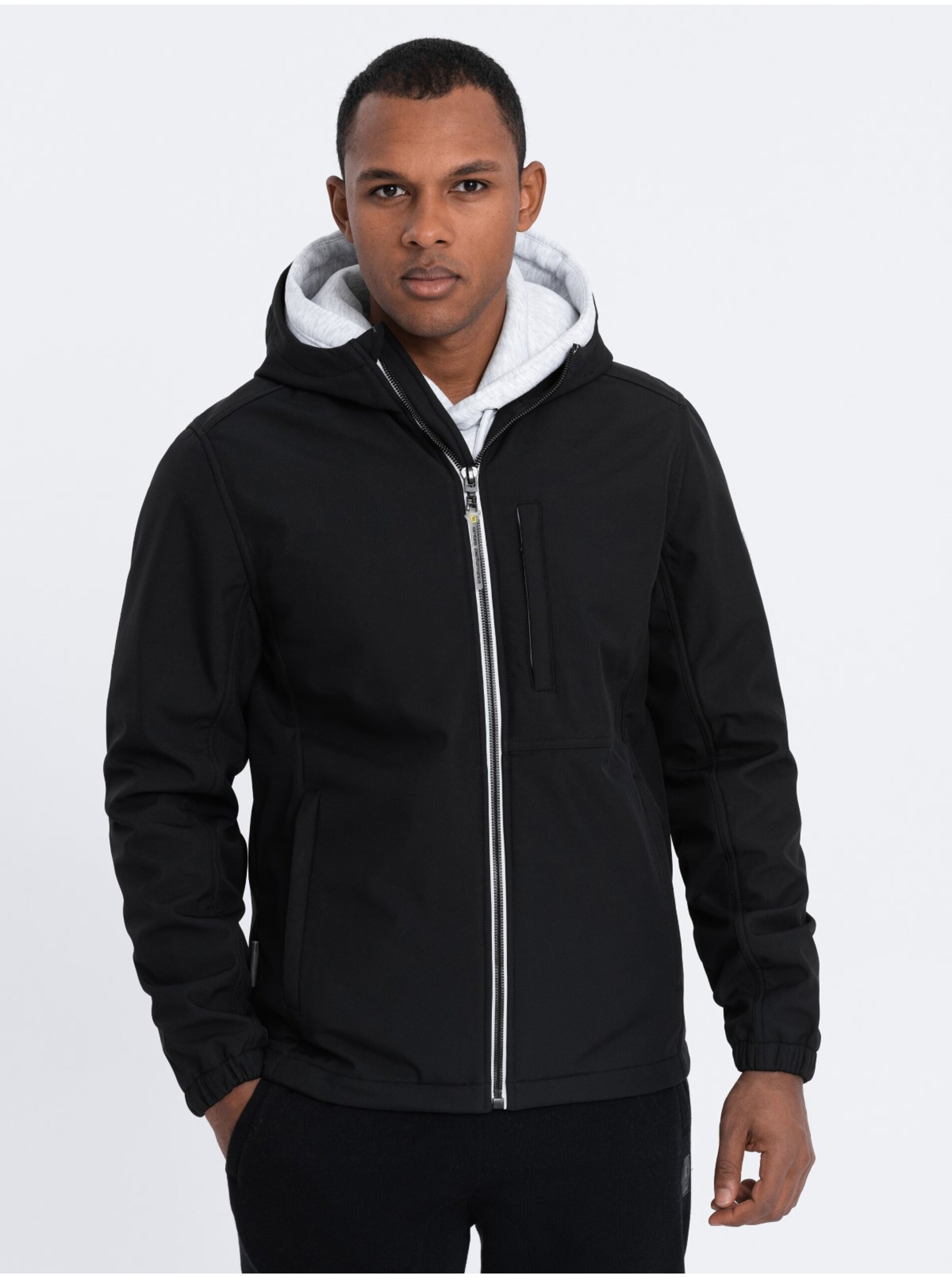 E-shop Černá pánská softshellová bunda Ombre Clothing
