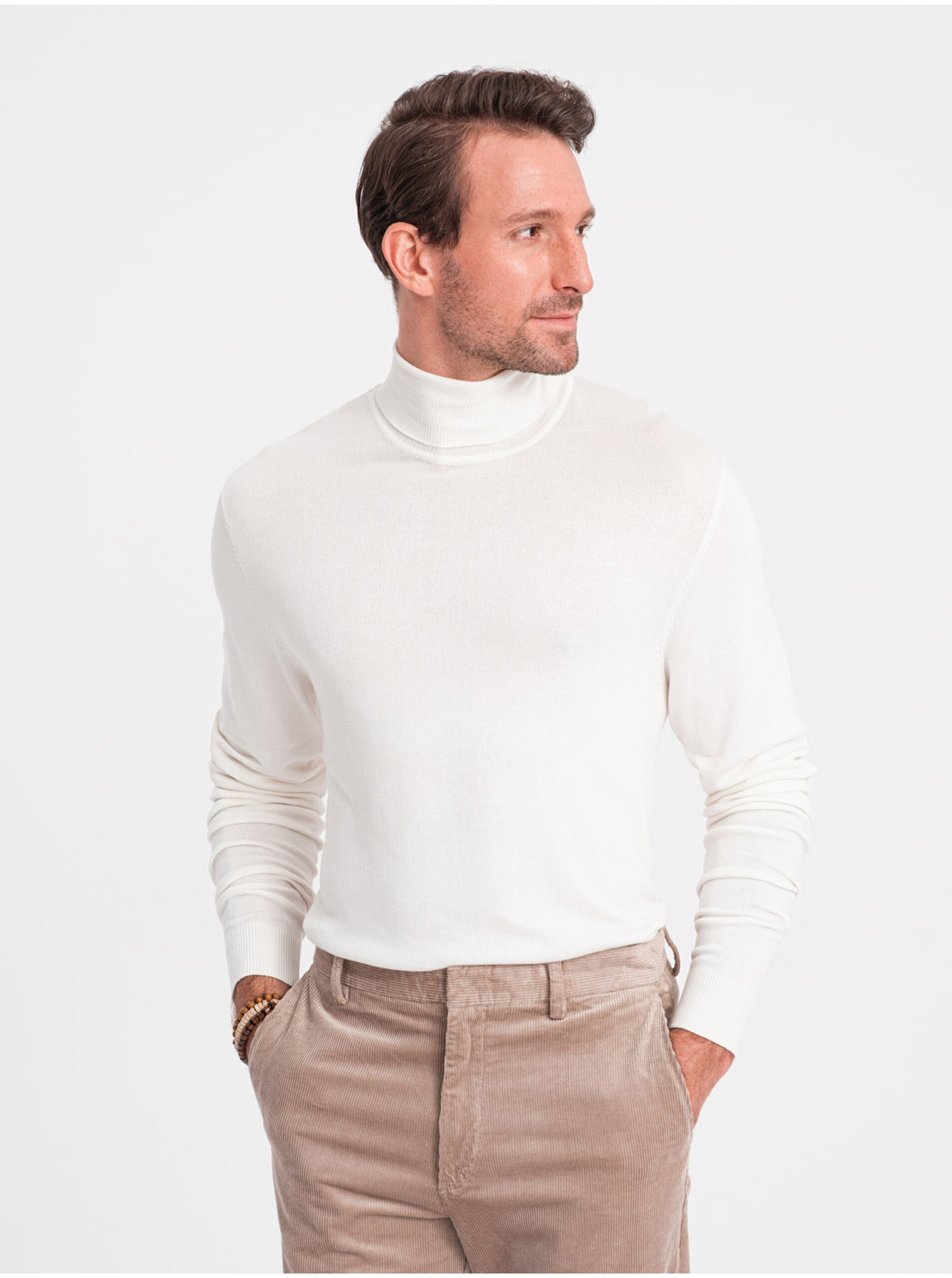 Lacno Krémový pánsky basic sveter s rolákom Ombre Clothing