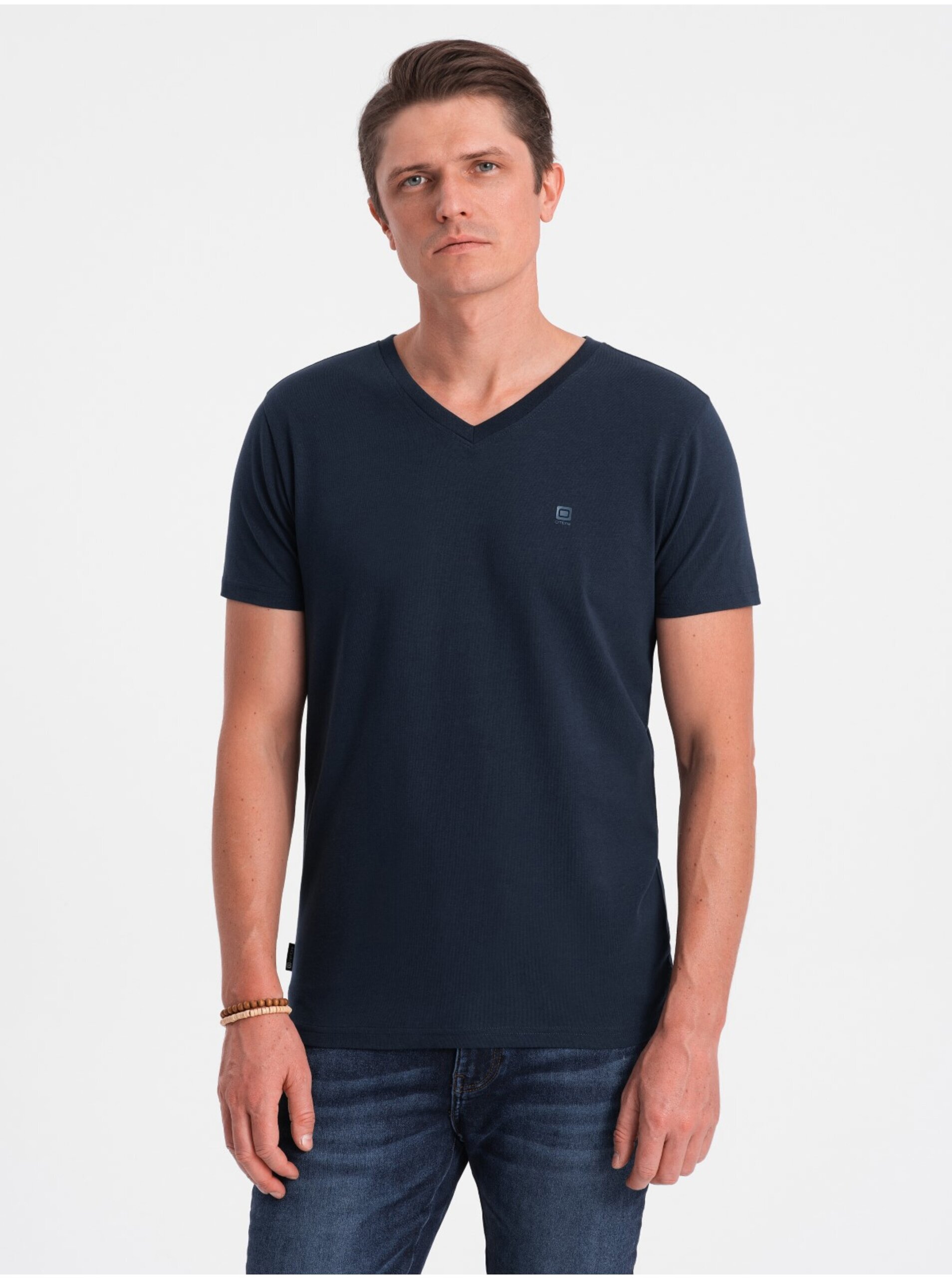 Levně Tmavě modré pánské tričko s véčkovým výstřihem Ombre Clothing