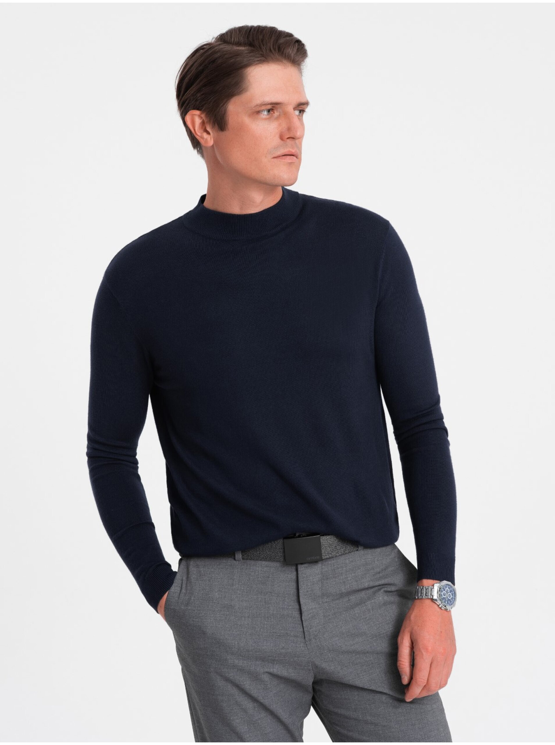 Lacno Tmavomodrý pánsky basic sveter so stojačikom Ombre Clothing