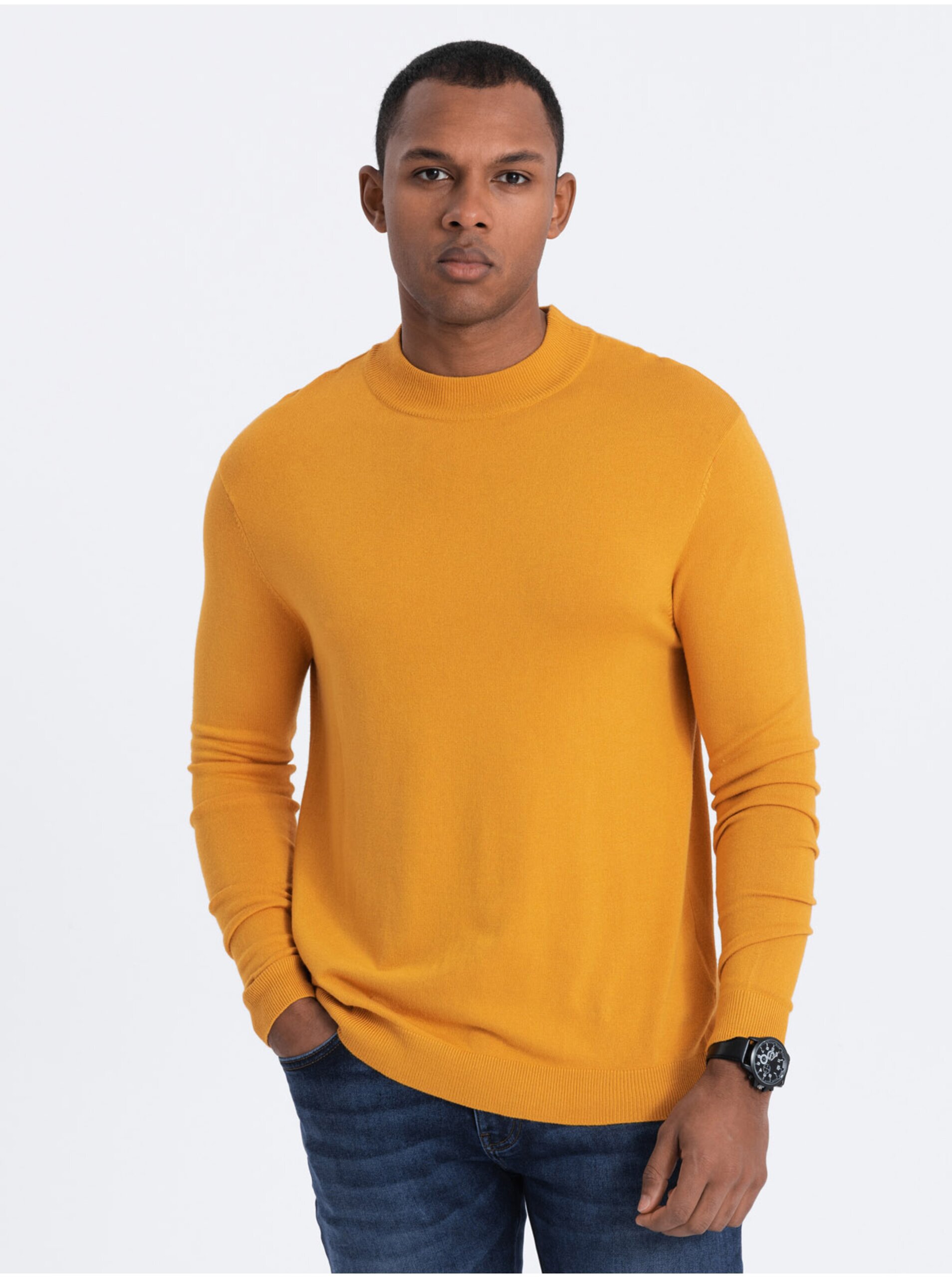 Lacno Horčicový pánsky basic sveter so stojačikom Ombre Clothing