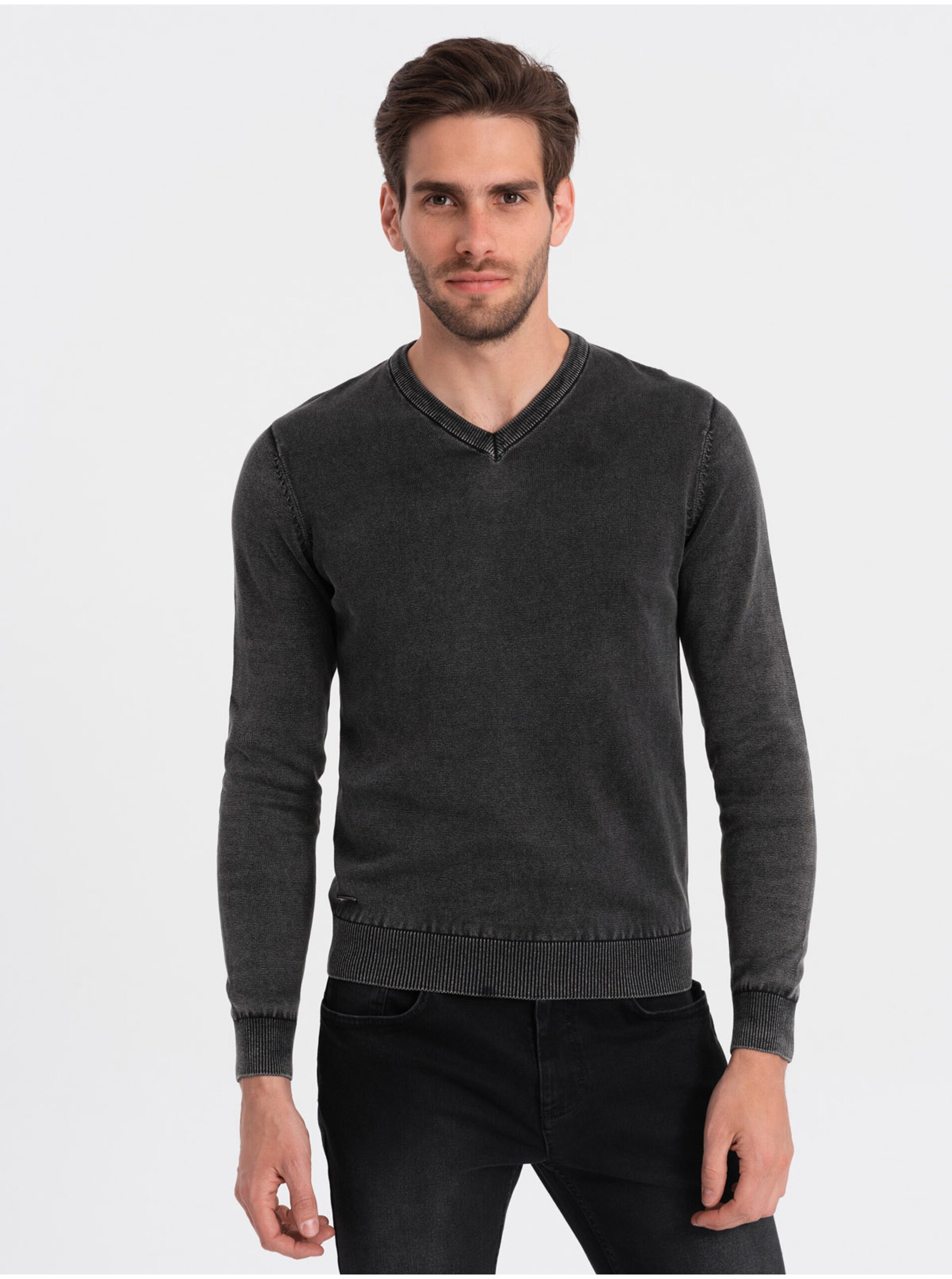 E-shop Čierny pánsky basic sveter s véčkovým výstrihom Ombre Clothing