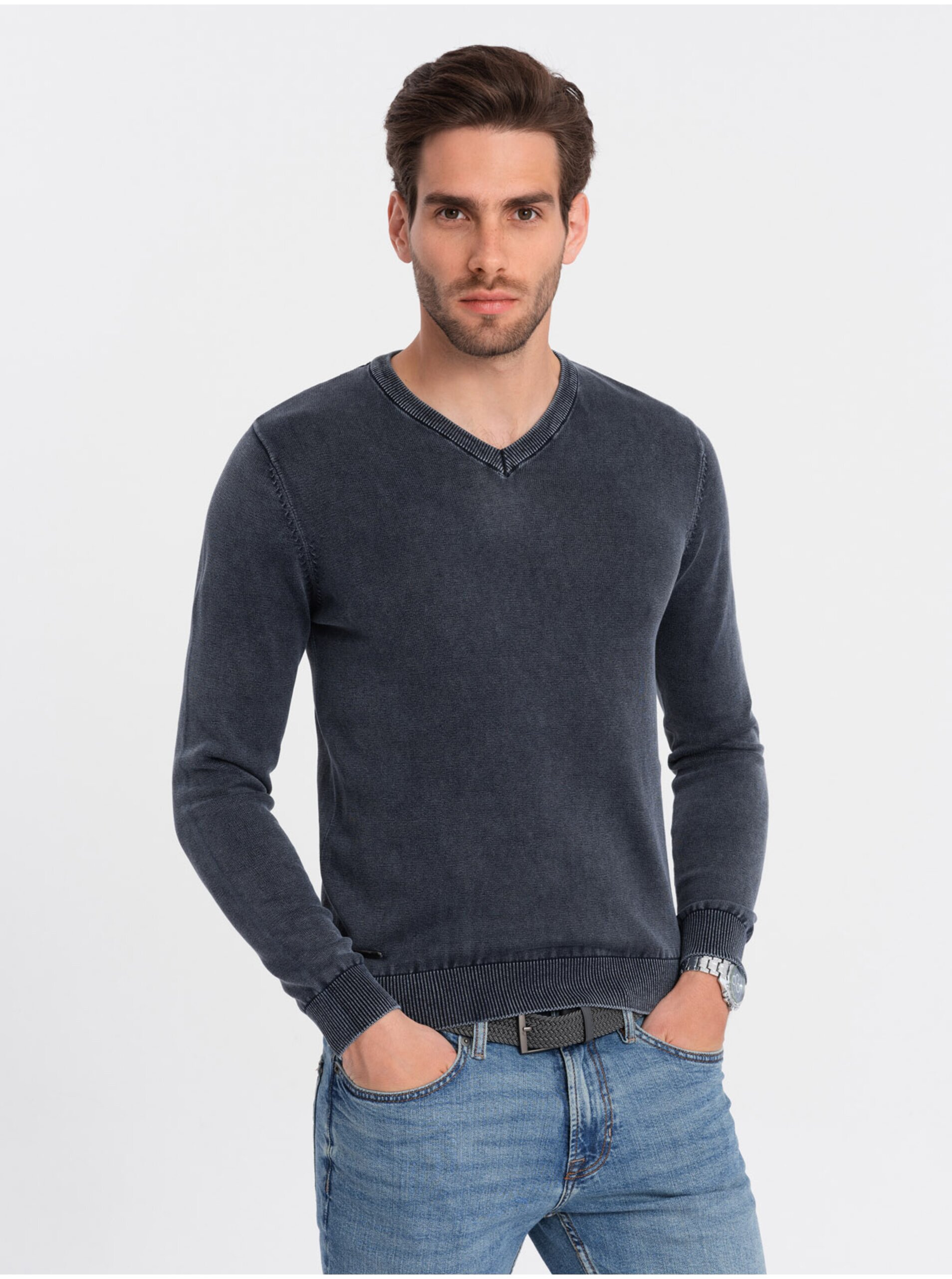 E-shop Tmavě modrý pánský basic svetr s véčkovým výstřihem Ombre Clothing