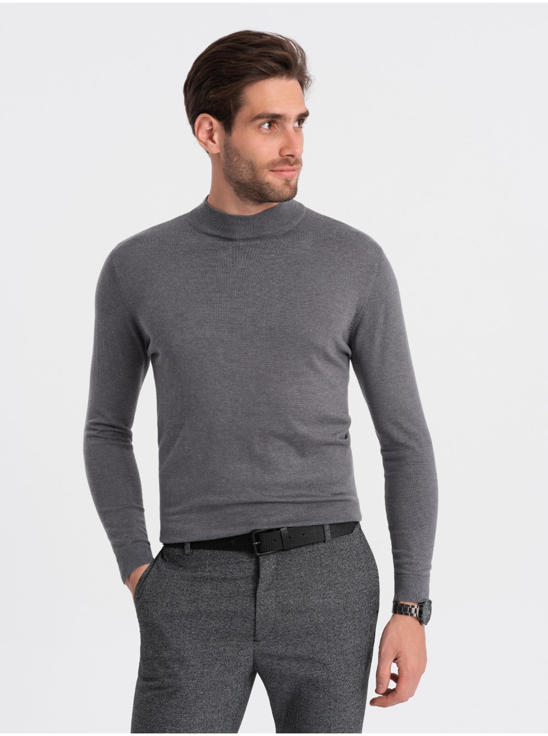 Lacno Šedý pánsky basic sveter so stojačikom Ombre Clothing