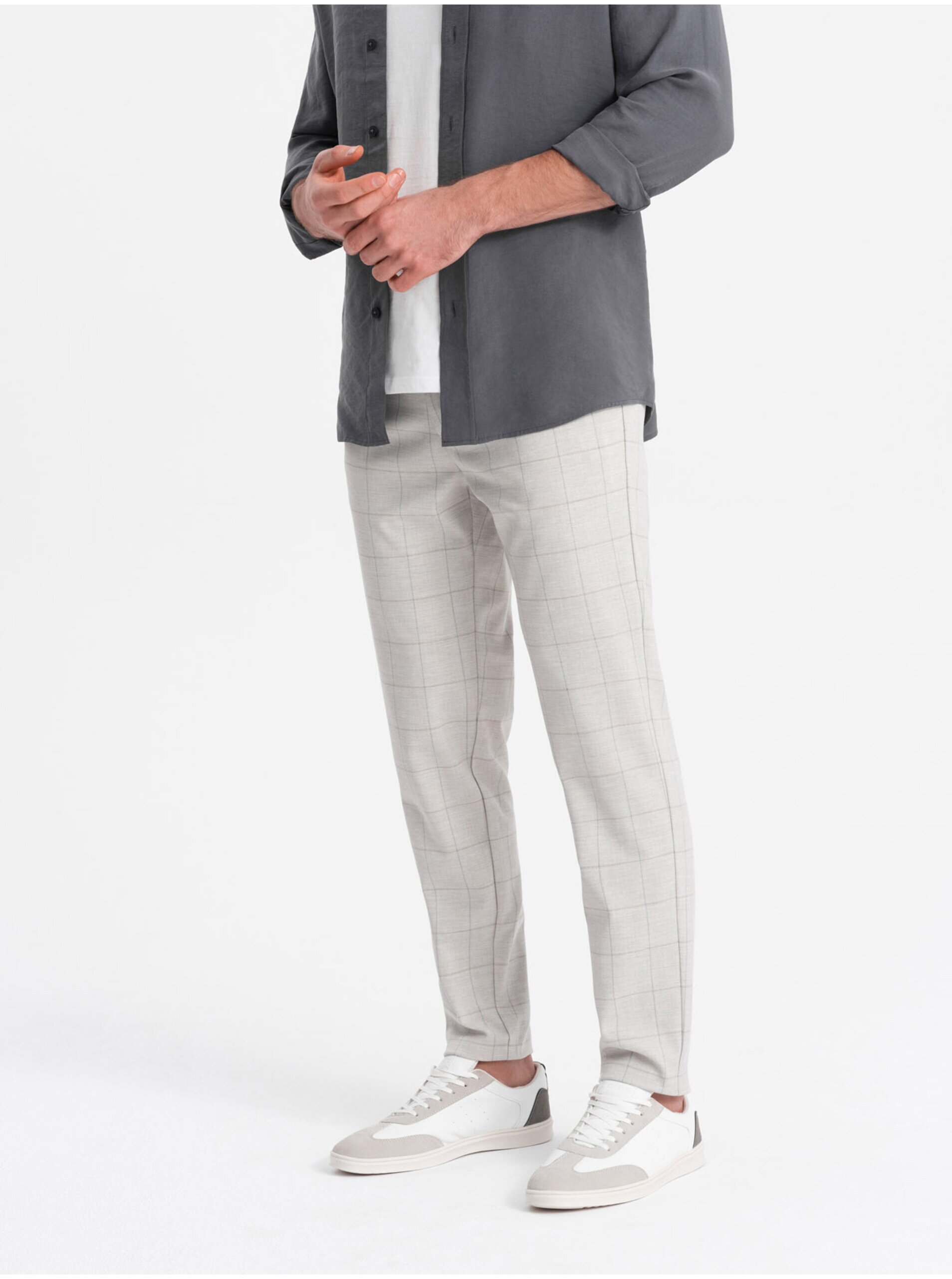 E-shop Světle šedé pánské kostkované kalhoty Ombre Clothing