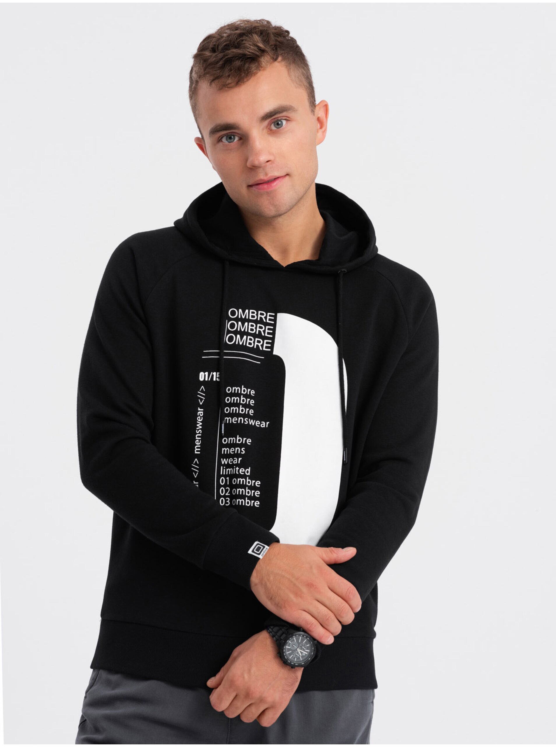 E-shop Černá pánska mikina s potlačou Ombre Clothing