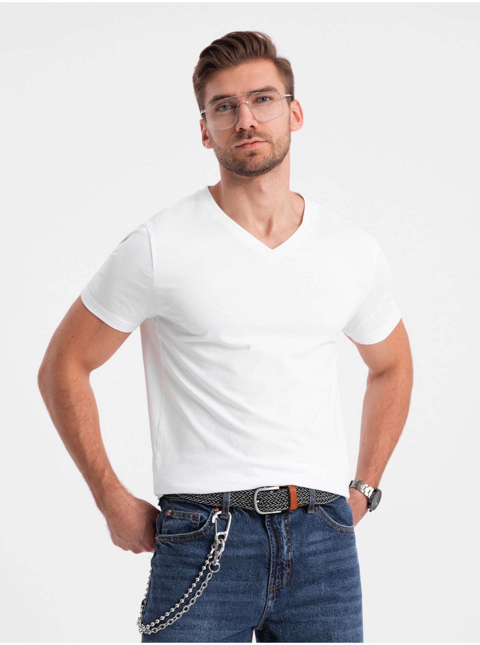 Levně Bílé pánské tričko s véčkovým výstřihem Ombre Clothing