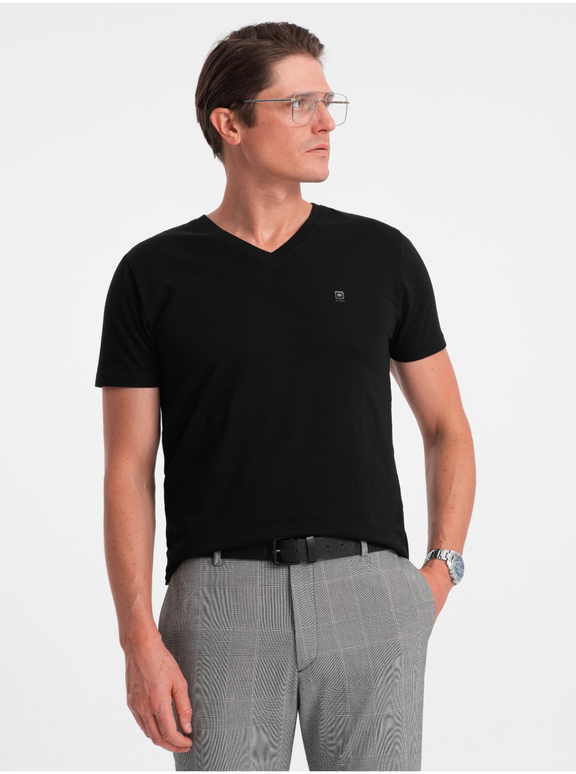 Levně Černé pánské tričko s véčkovým výstřihem Ombre Clothing