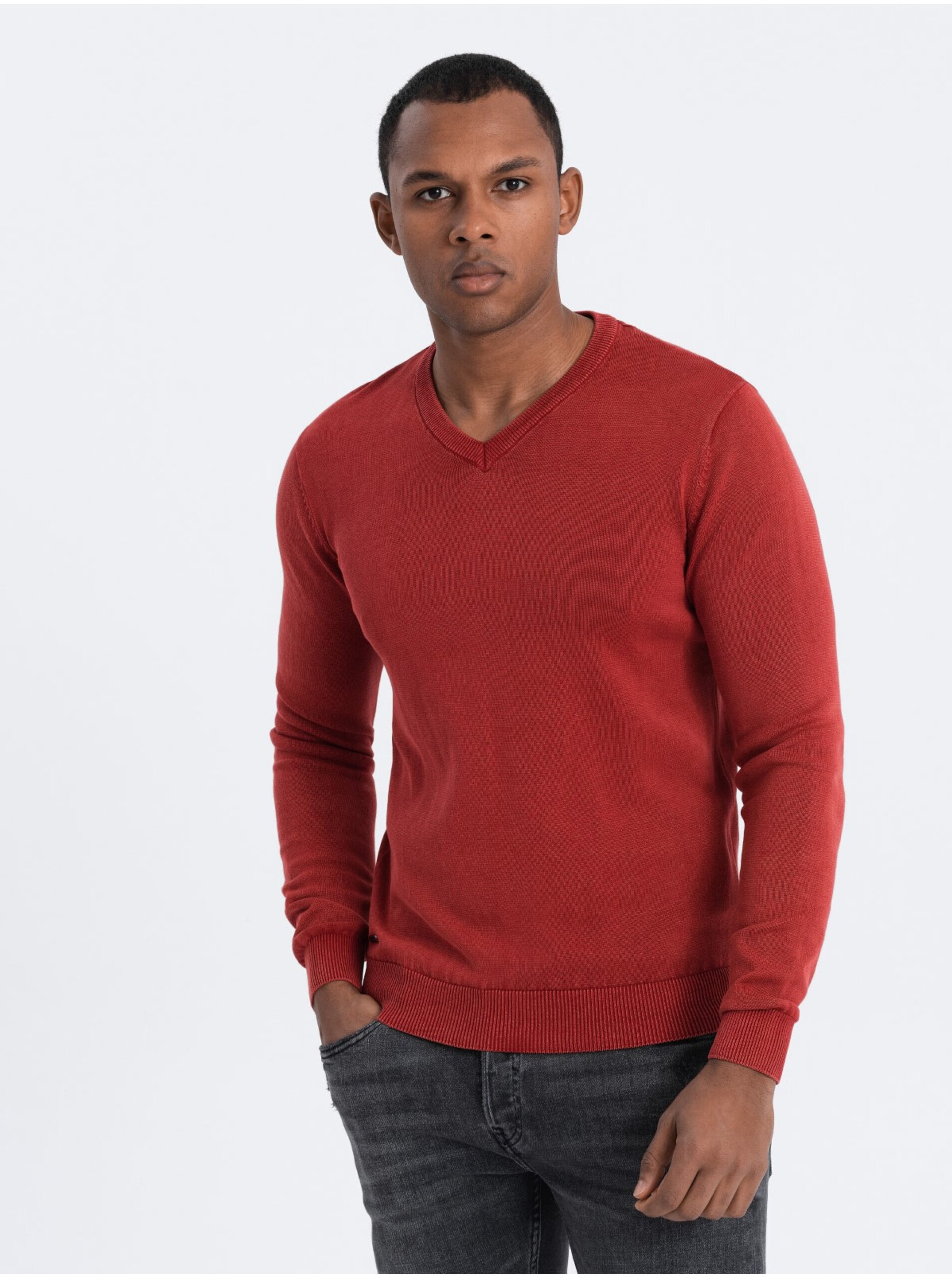 Lacno Červený pánsky basic sveter s véčkovým výstrihom Ombre Clothing