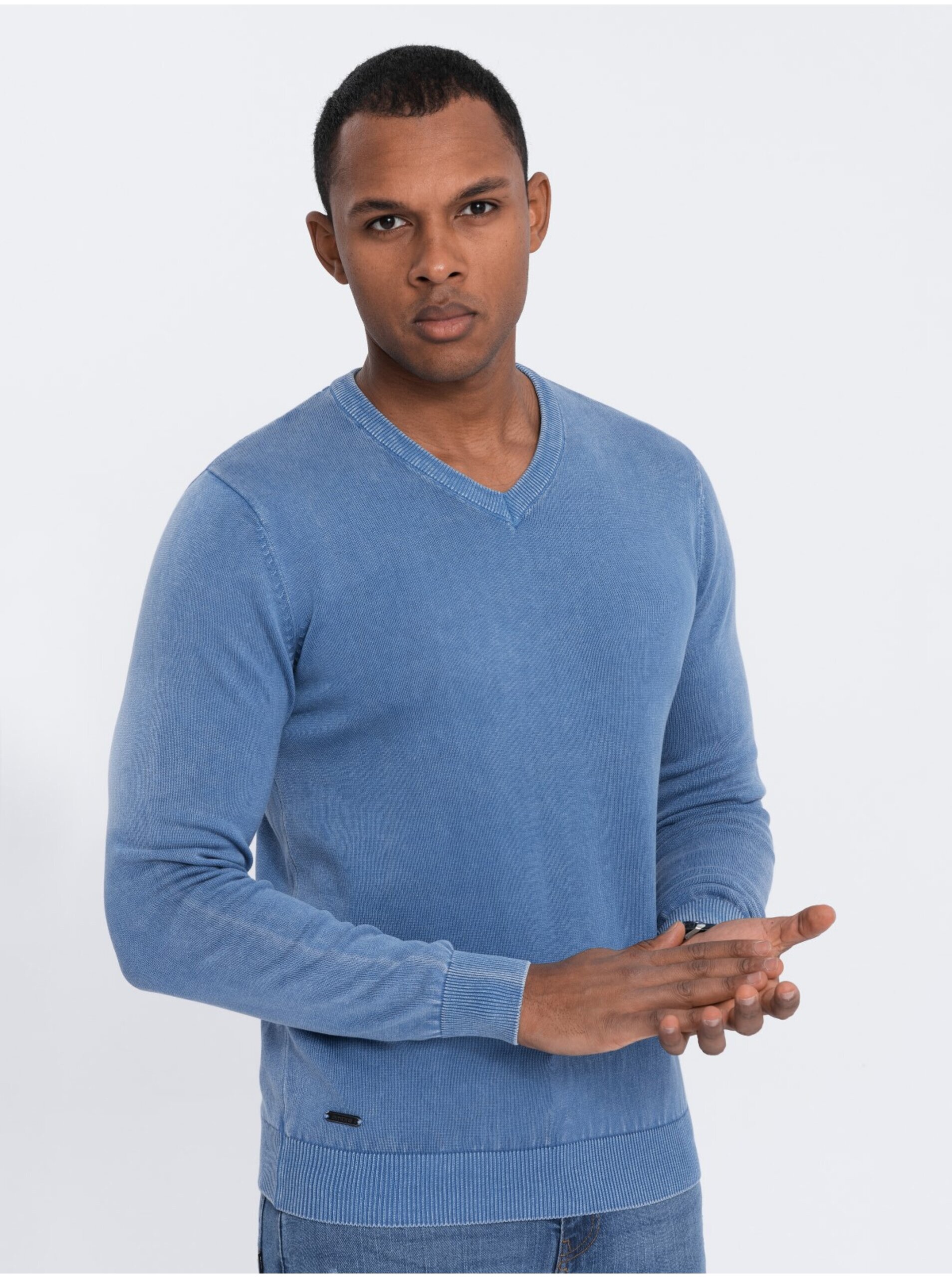 Levně Modrý pánský basic svetr s véčkovým výstřihem Ombre Clothing