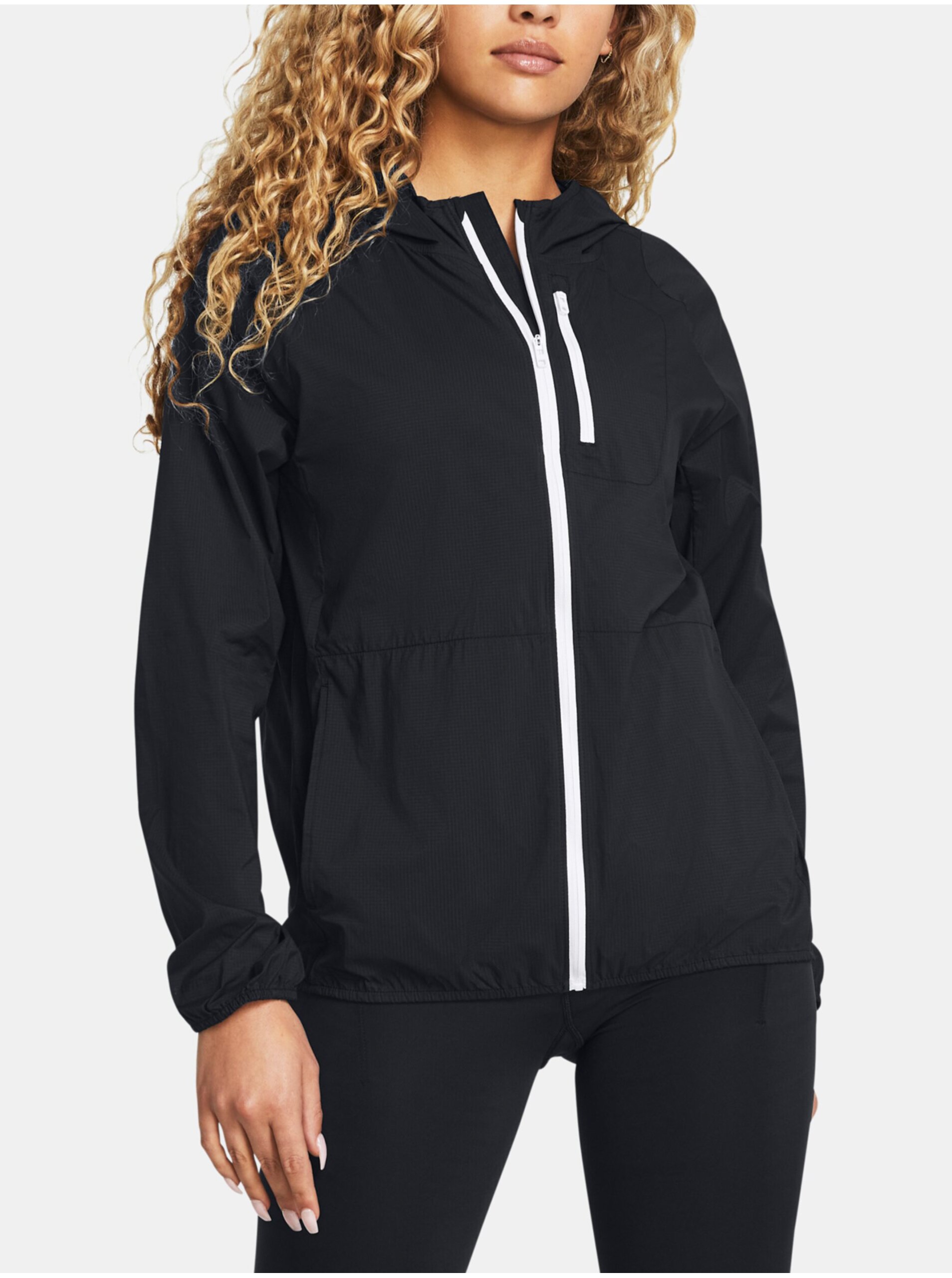 Levně Černá sportovní bunda Under Armour LAUNCH LIGHTWEIGHT JKT