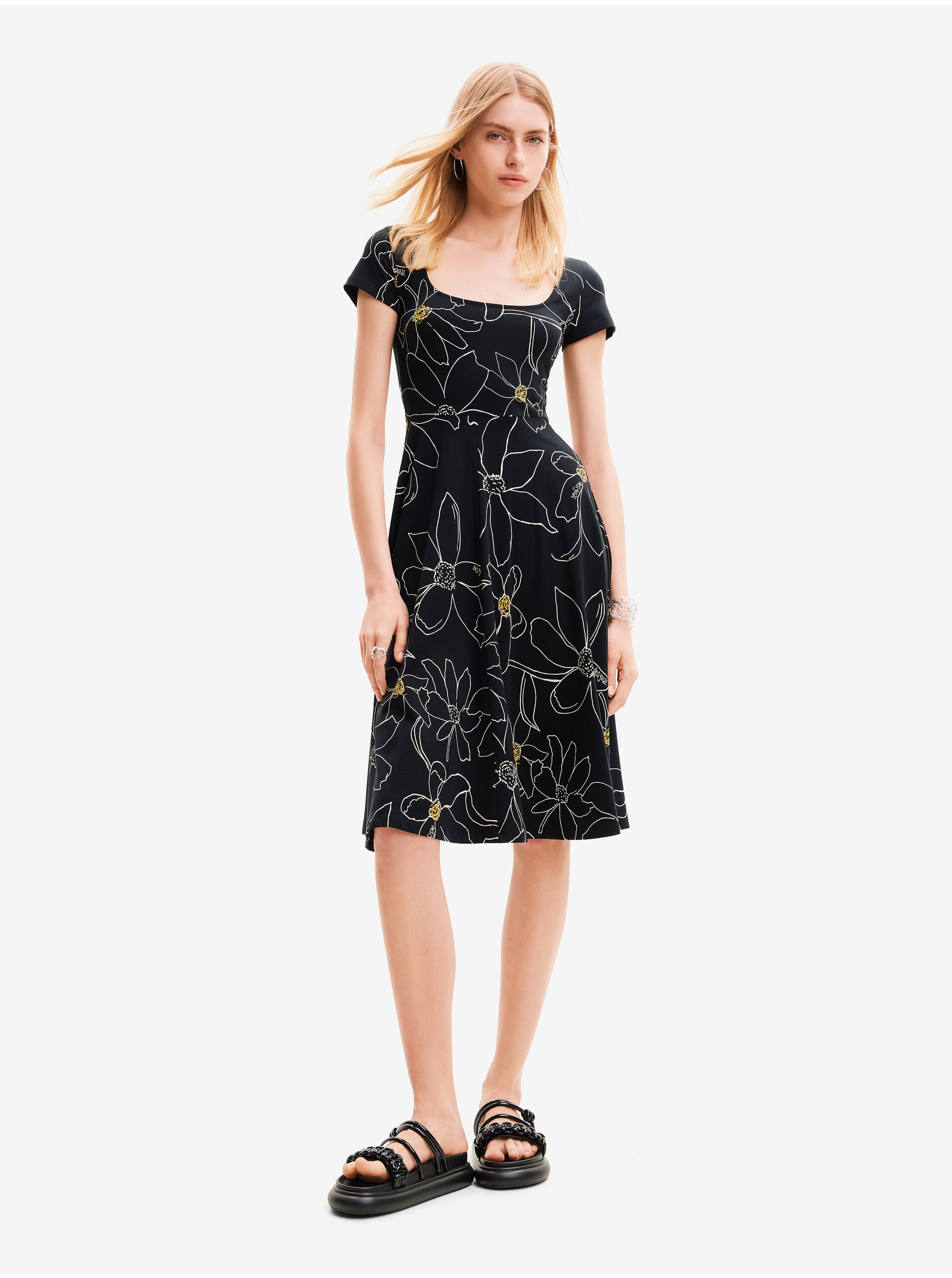 E-shop Černé dámské květované šaty Desigual Margaritas