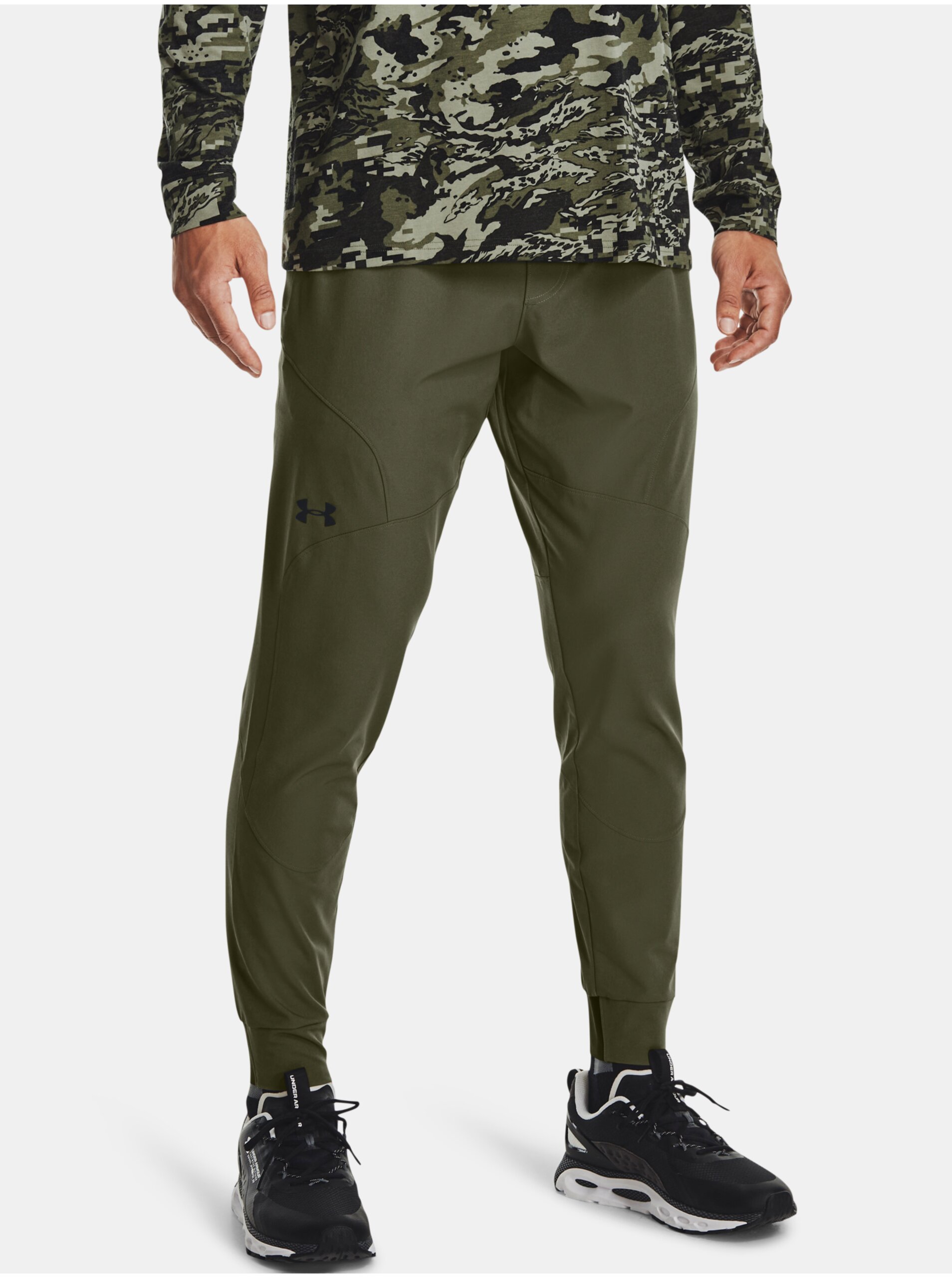 Levně Zelené tepláky Under Armour UA UNSTOPPABLE JOGGERS