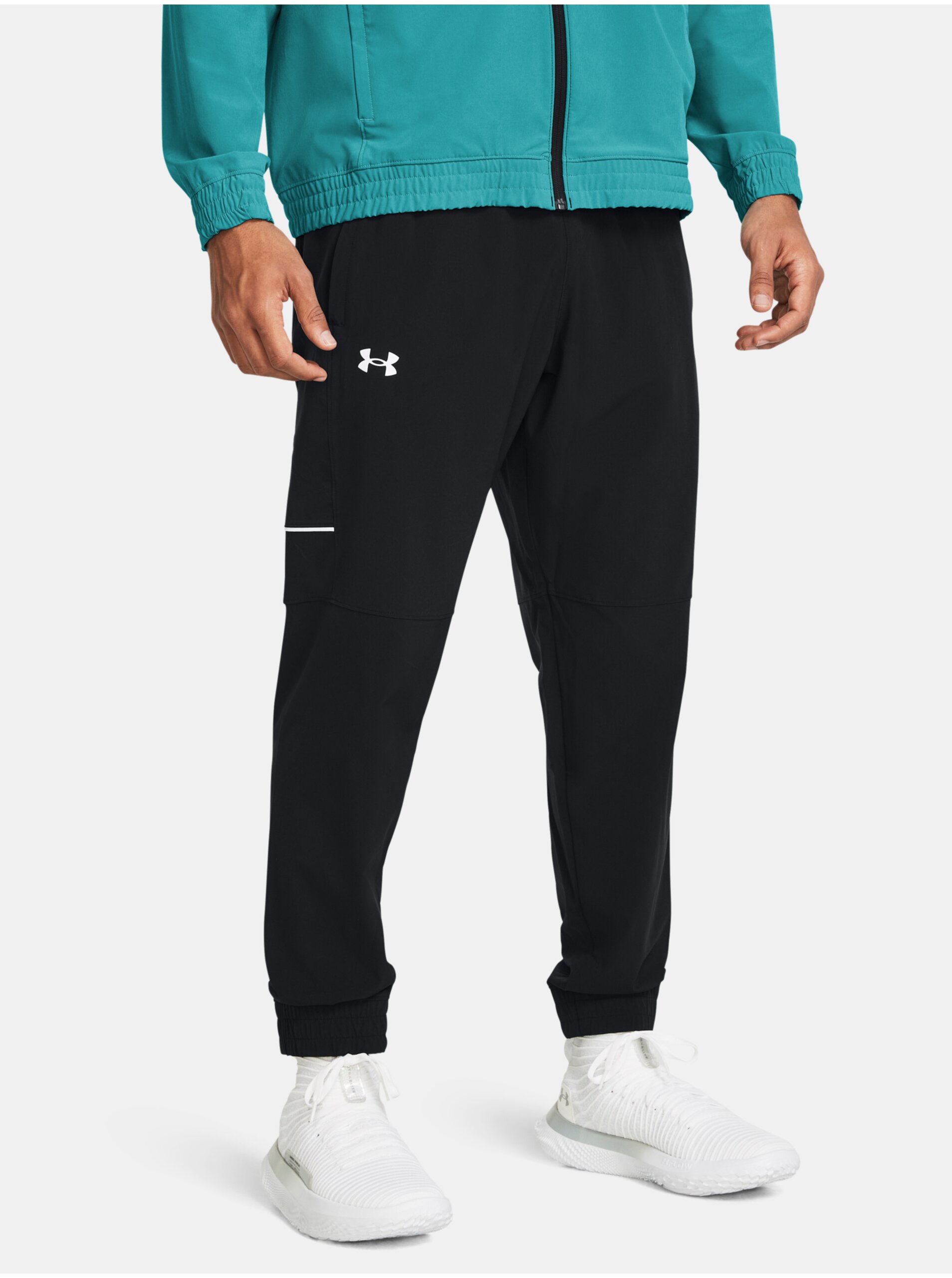 E-shop Černé sportovní kalhoty Under Armour UA Baseline Woven Pant