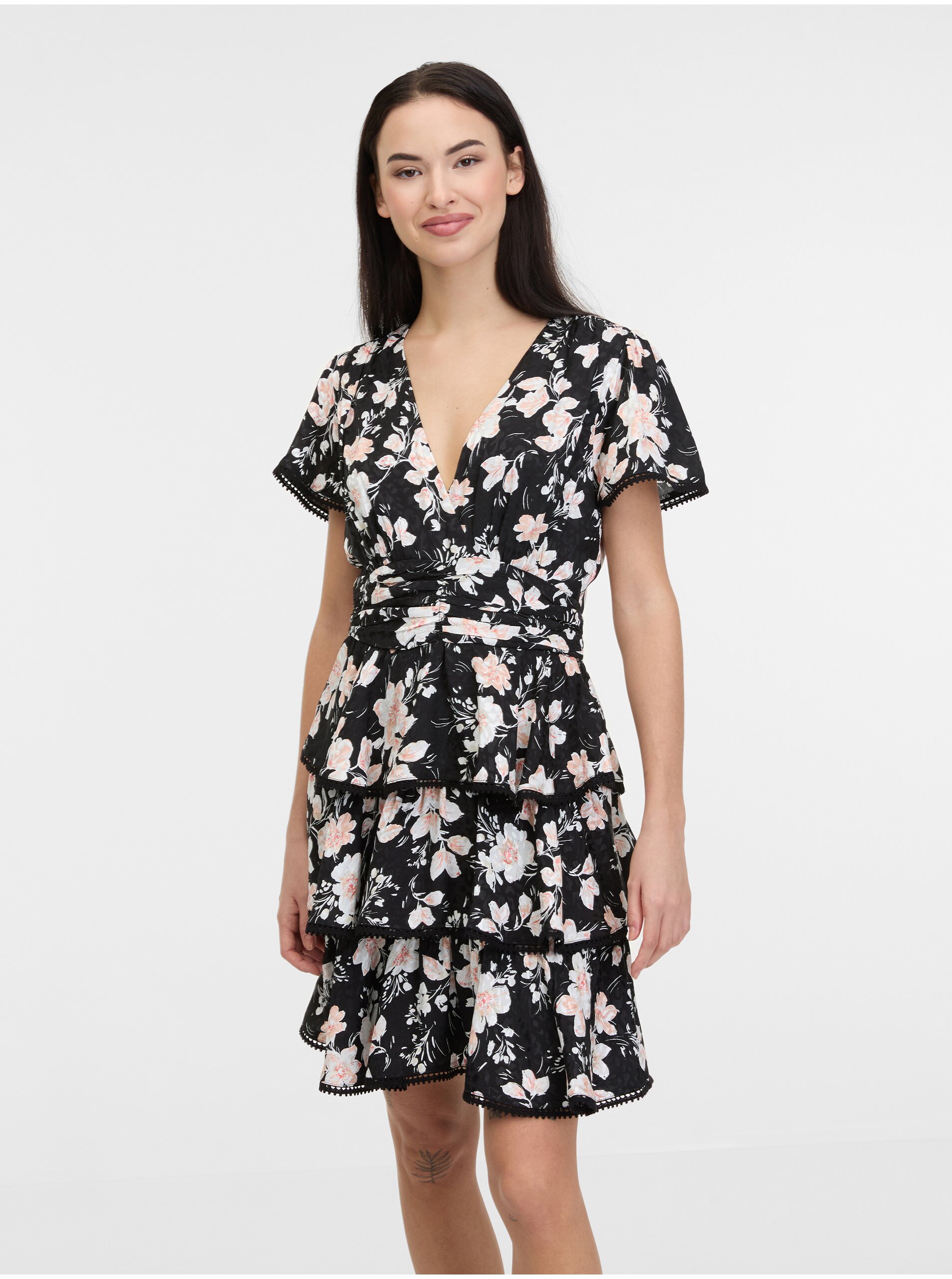 E-shop Černé dámské květované šaty Guess Ema