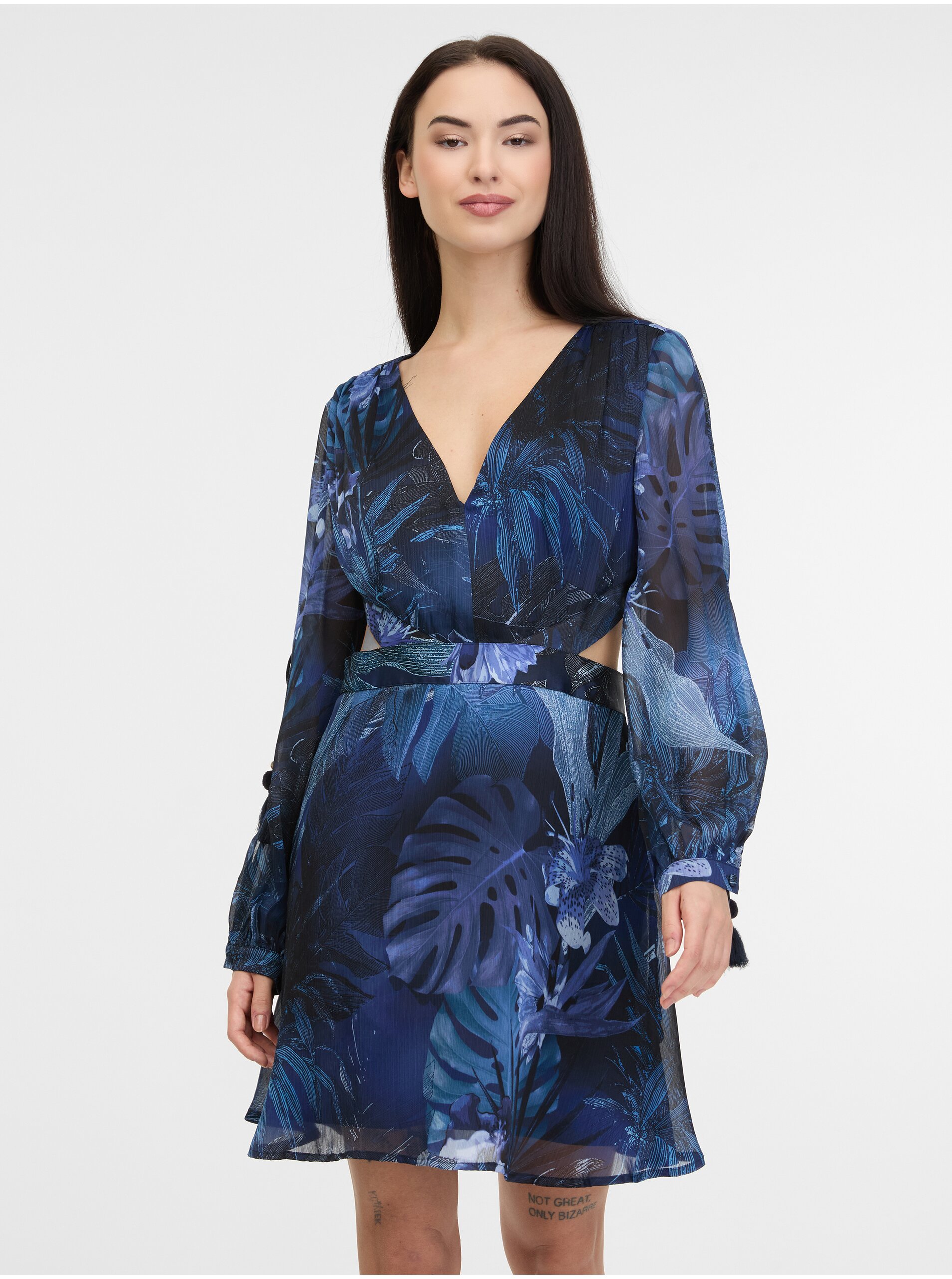 E-shop Tmavě modré dámské šaty s přehozem Guess Farrah