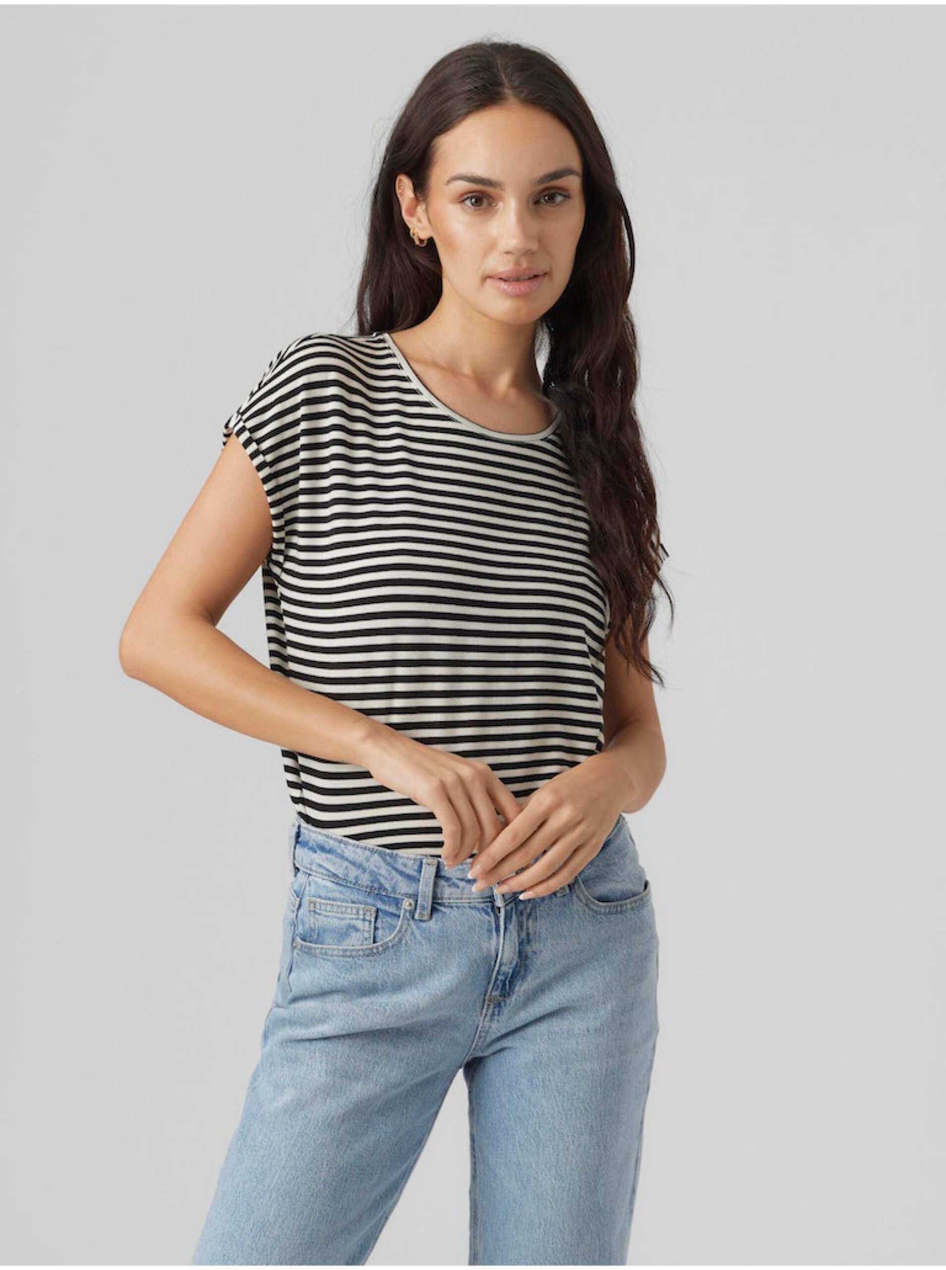 E-shop Bílo-černé dámské pruhované tričko Vero Moda Ava