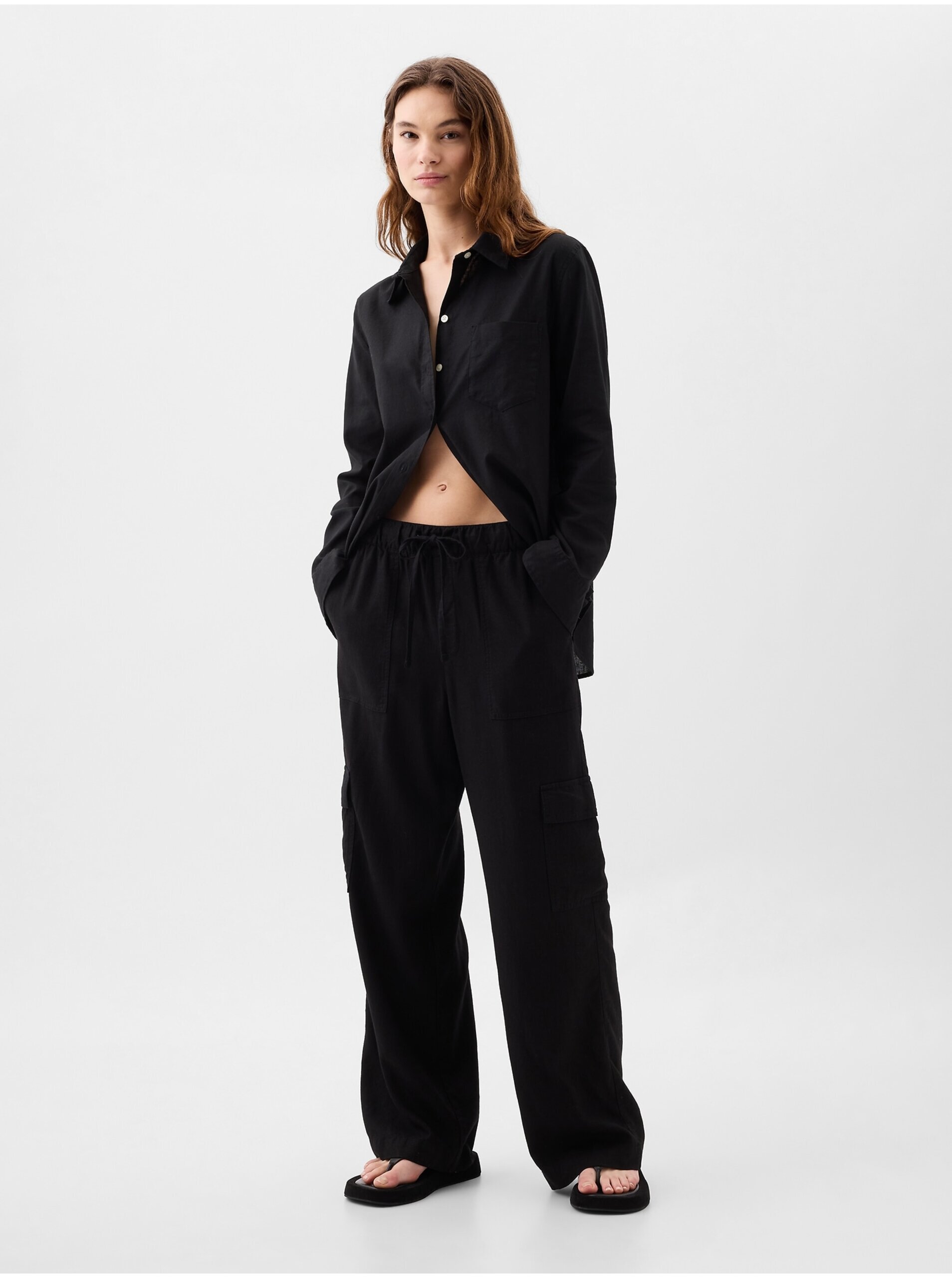 E-shop Černé dámské široké kalhoty s příměsí lnu GAP