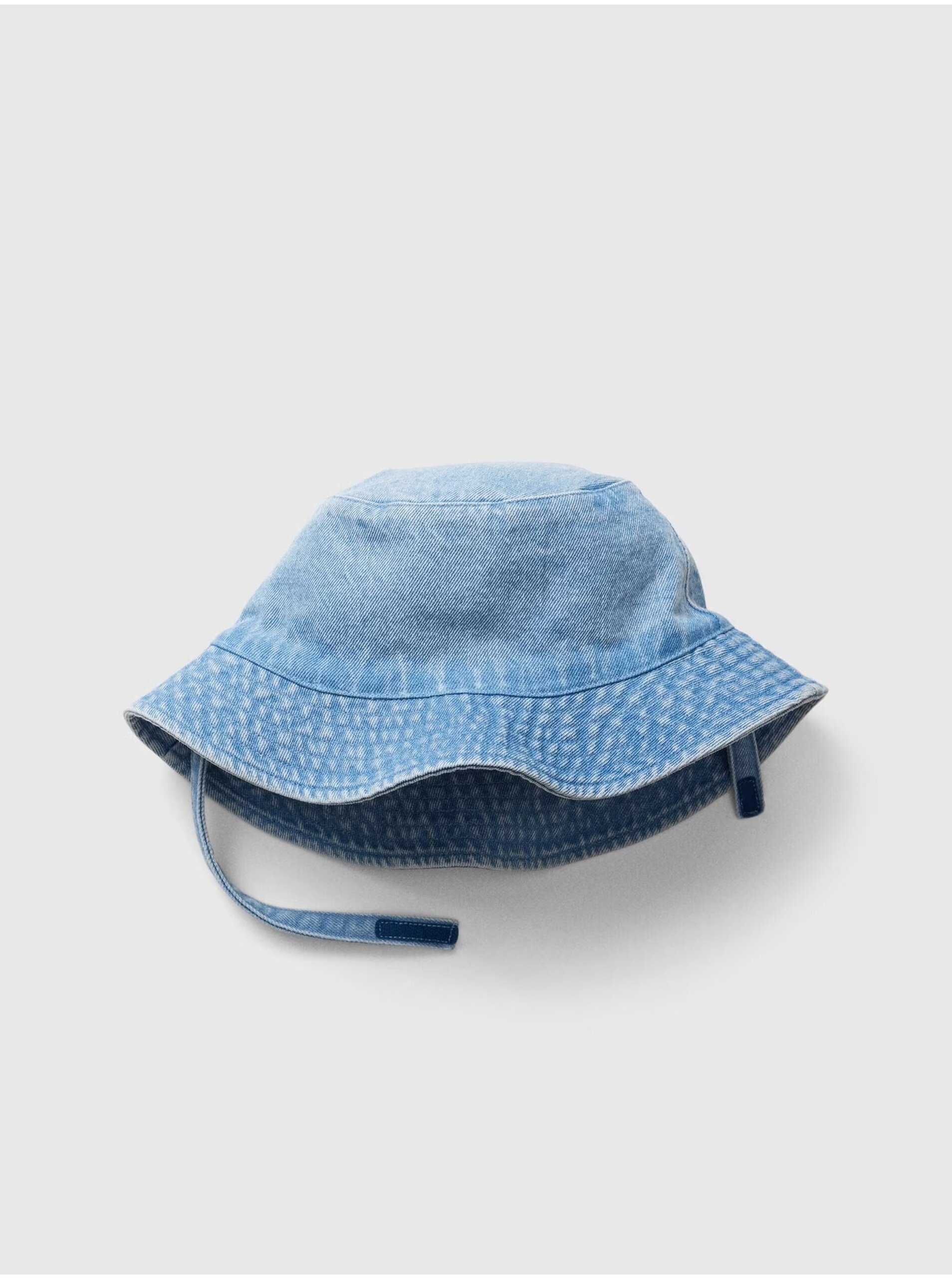 Levně Světle modrý dětský džínový klobouk GAP