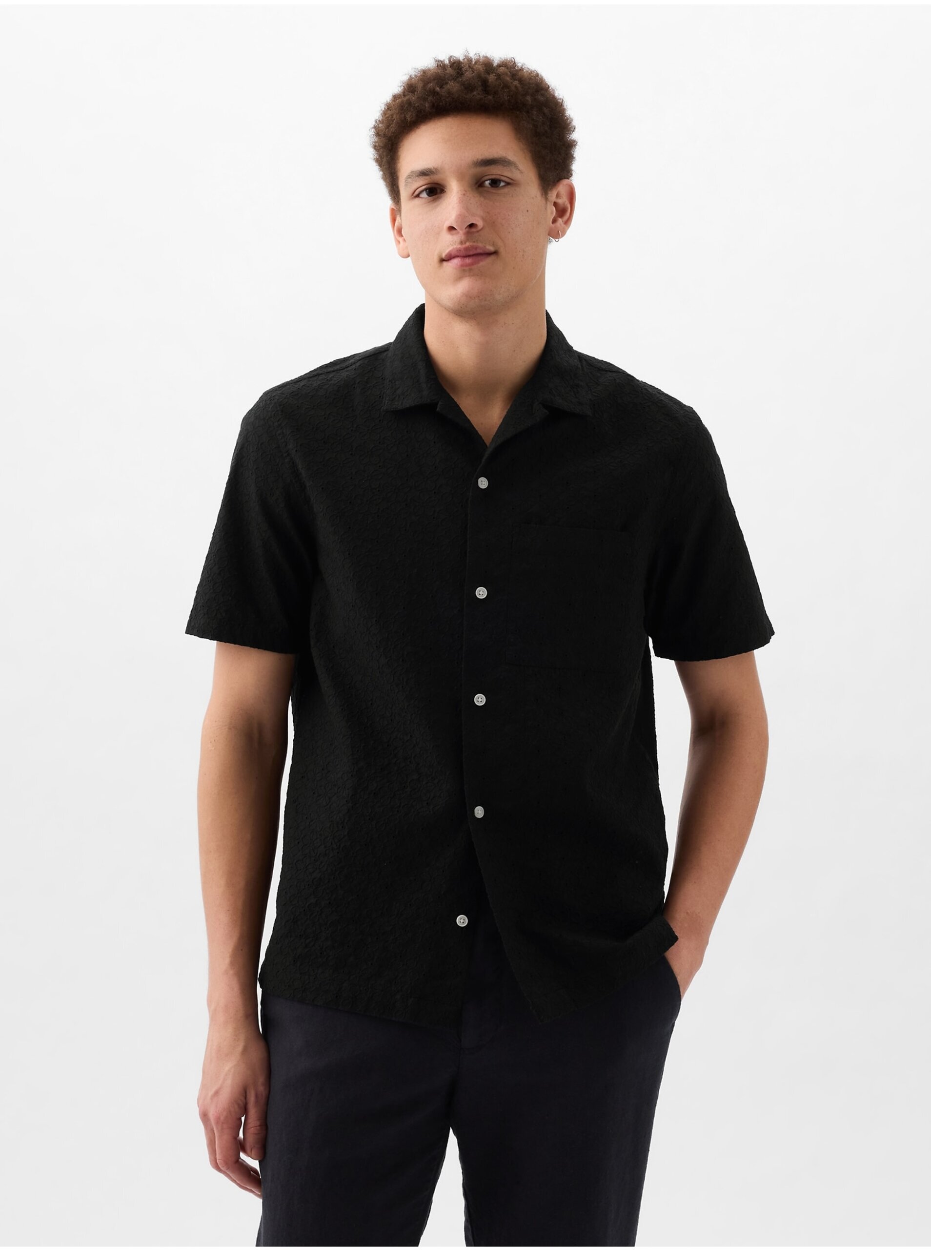 E-shop Černá pánská košile s krátkým rukávem GAP