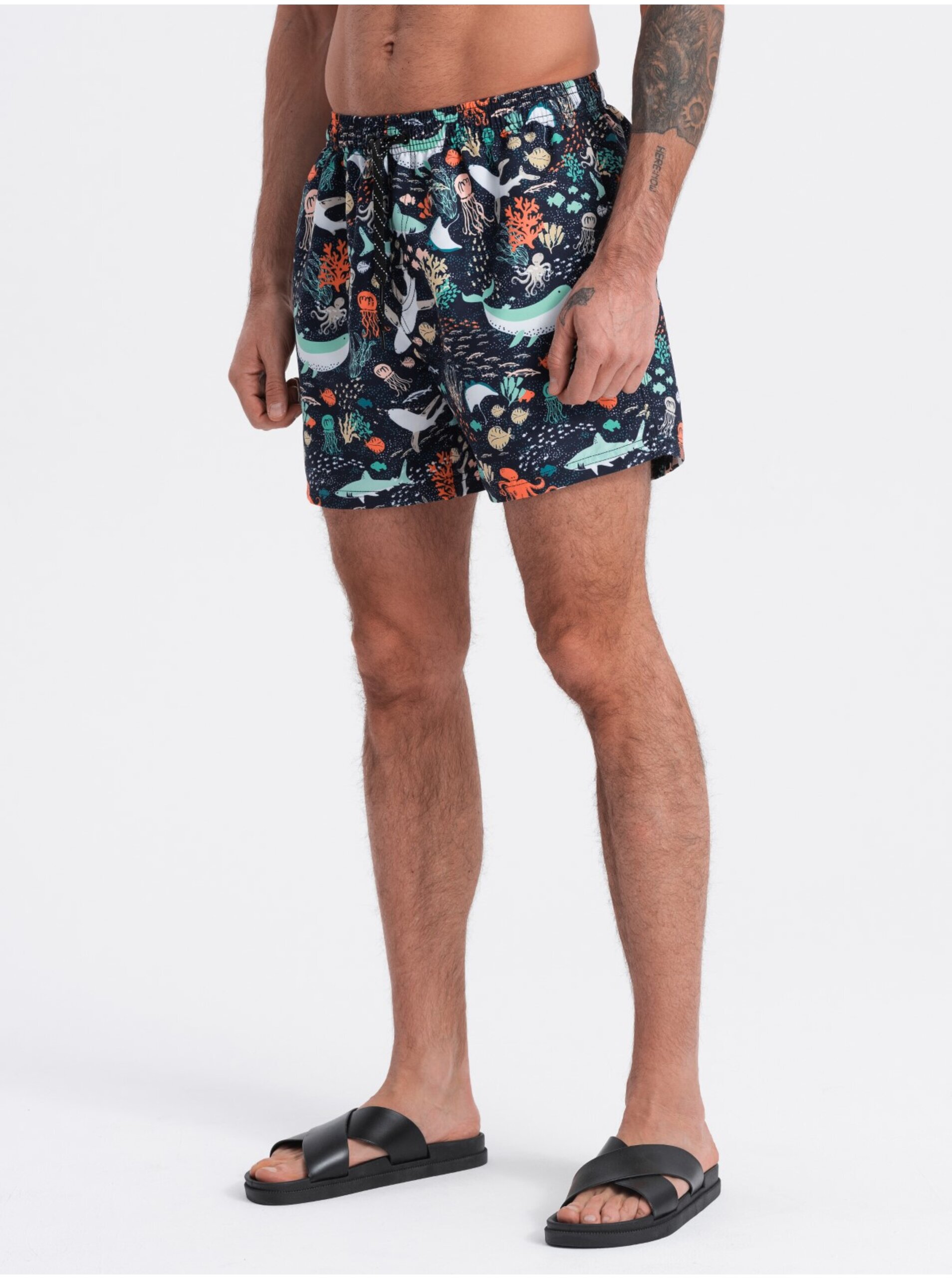 Lacno Tmavomodré pánske plavecké šortky s rybičkami Ombre Clothing V10 OM-SRBS-0125