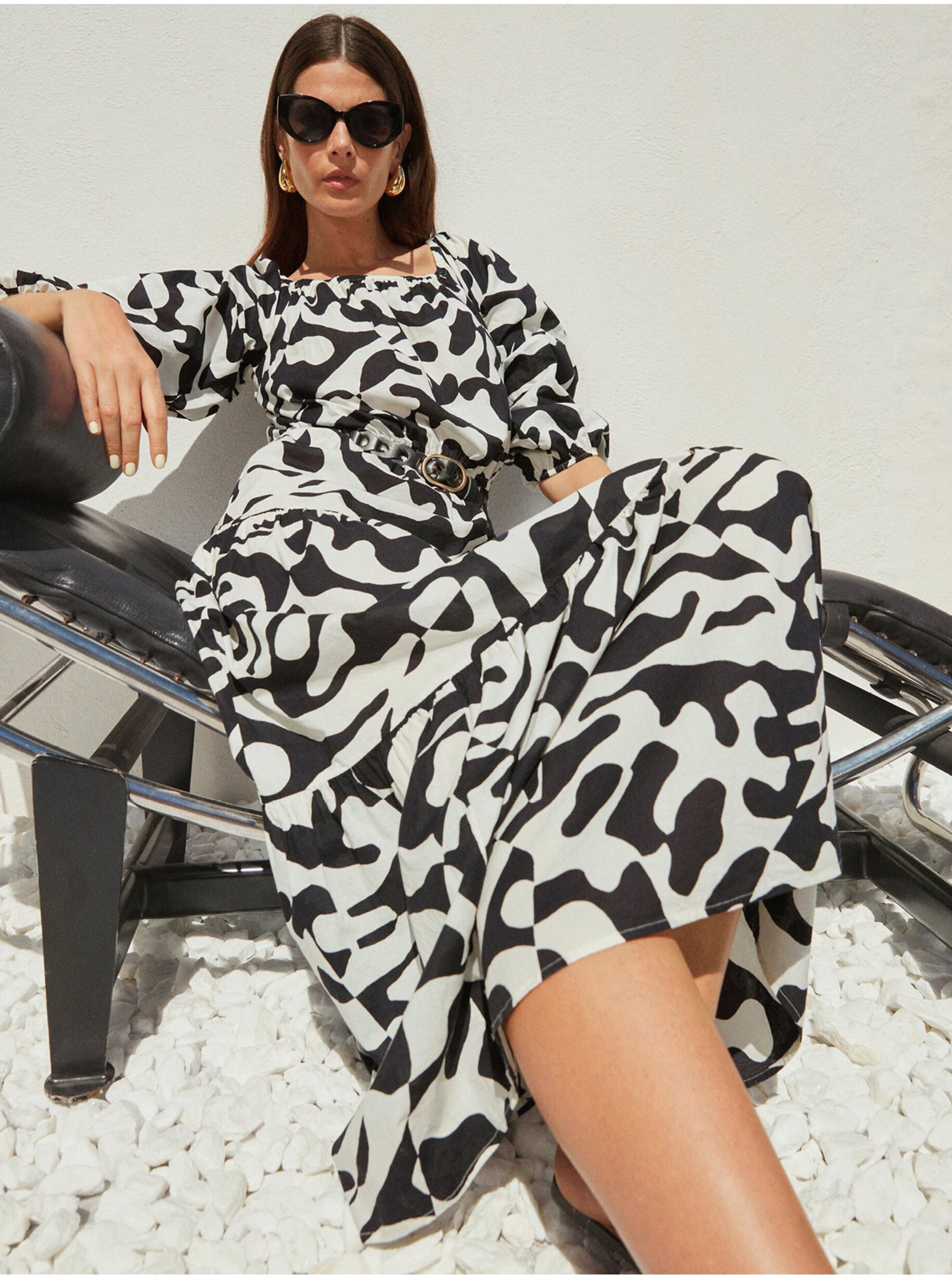 Levně Černo-bílé dámské vzorované šaty Marks & Spencer