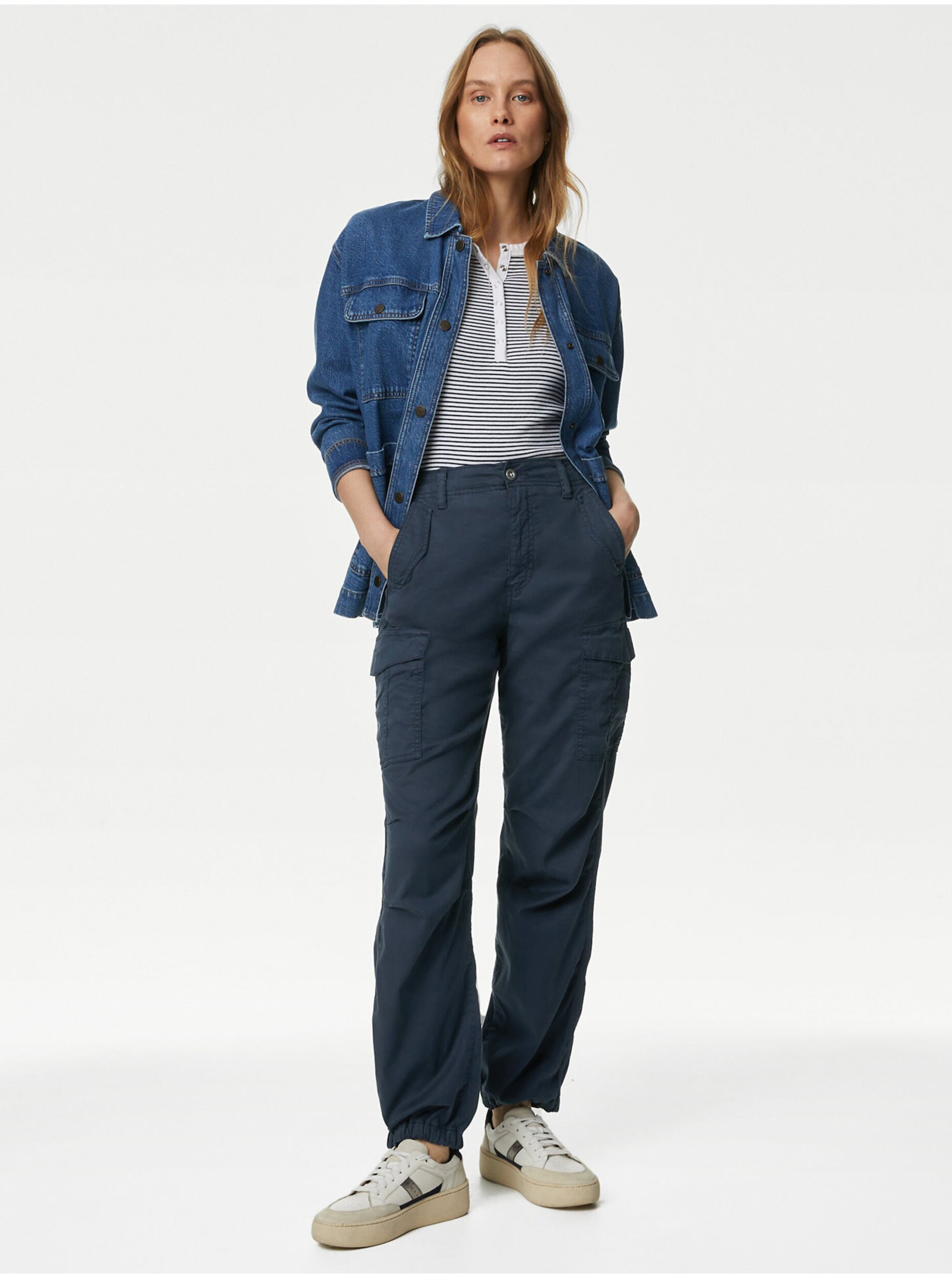 E-shop Tmavě modré dámské kapsáčové kalhoty Marks & Spencer