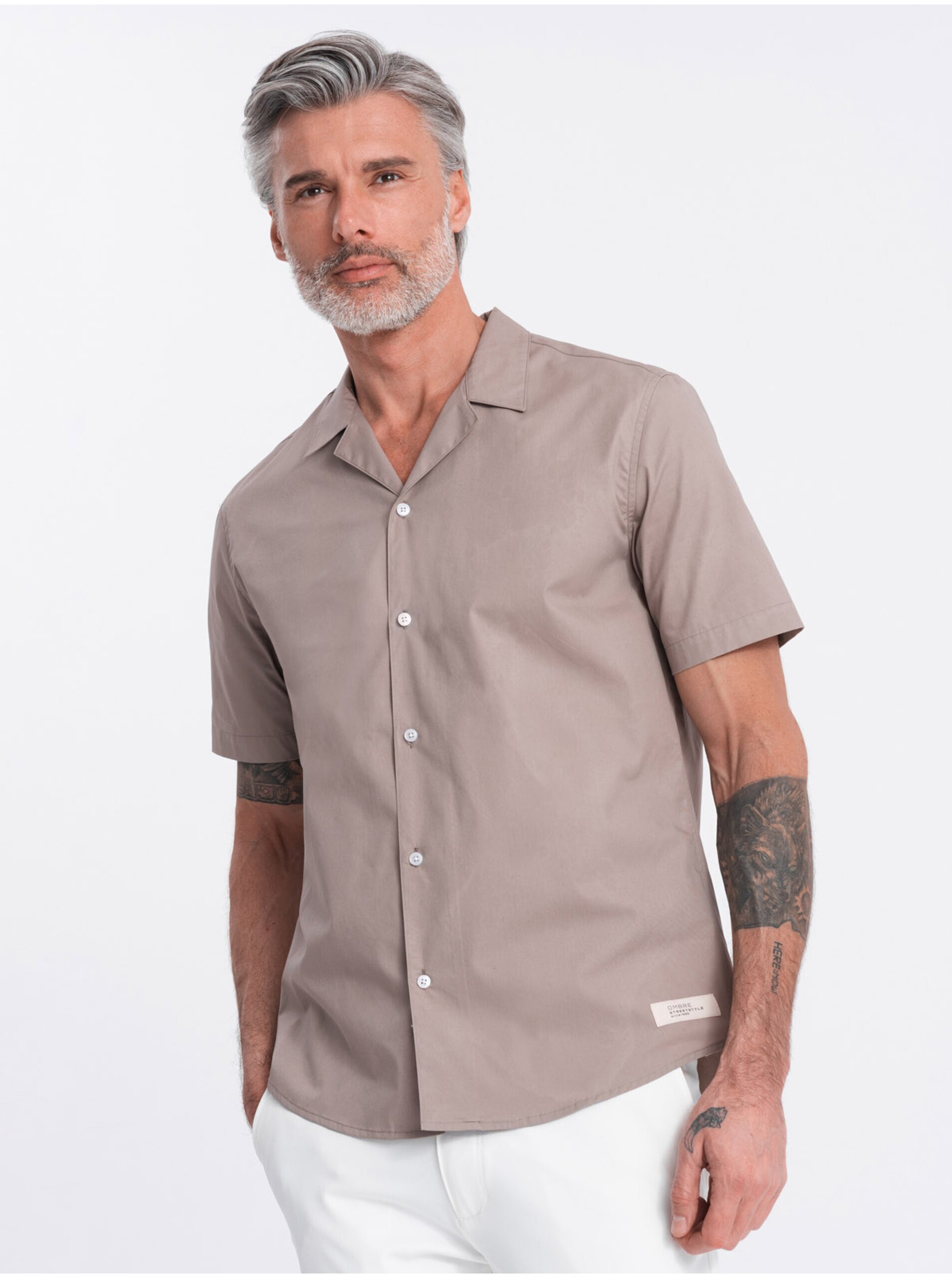 Levně Hnědá pánská košile s krátkým rukávem Ombre Clothing