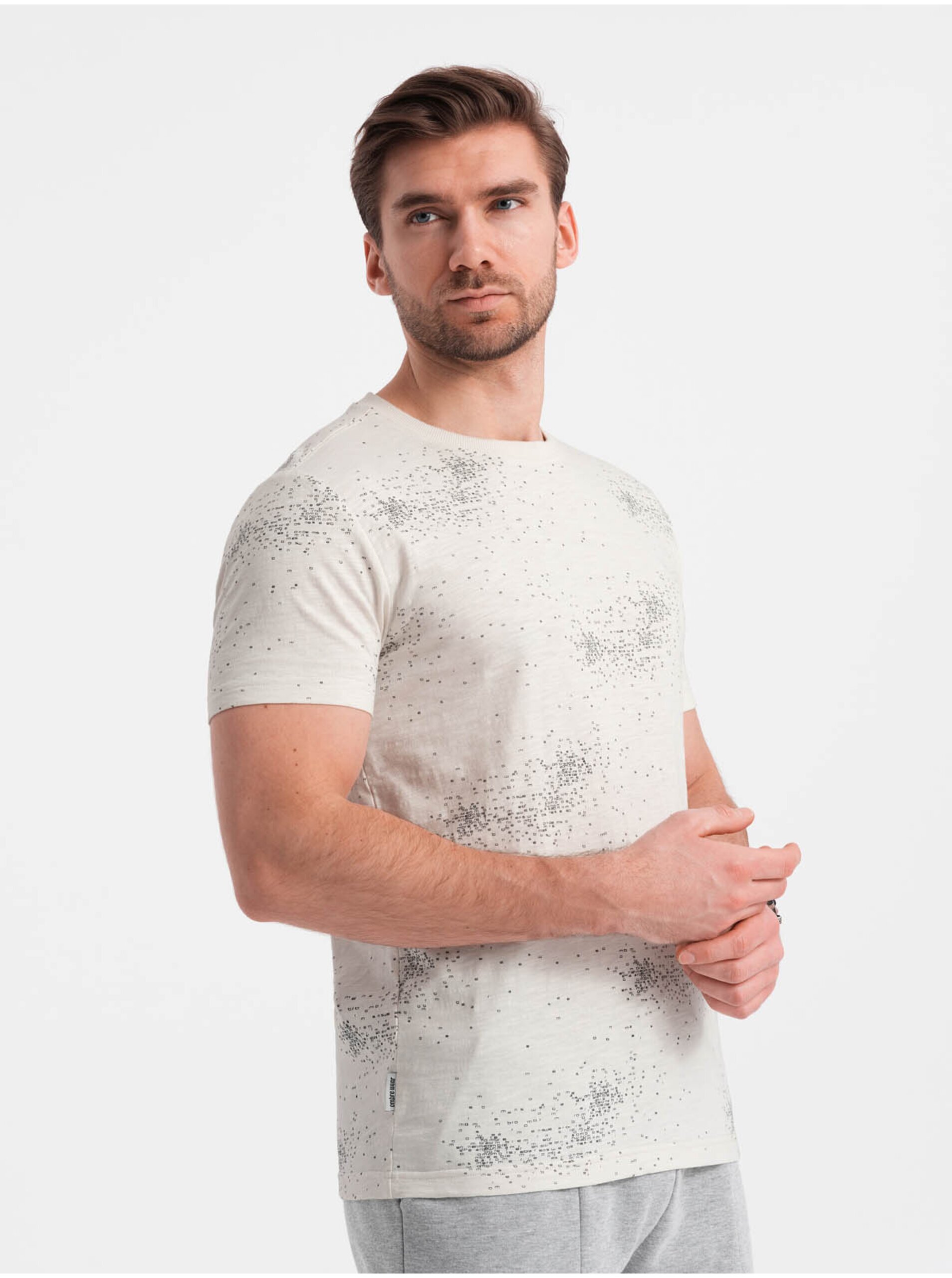 Lacno Krémové pánske vzorované tričko Ombre Clothing