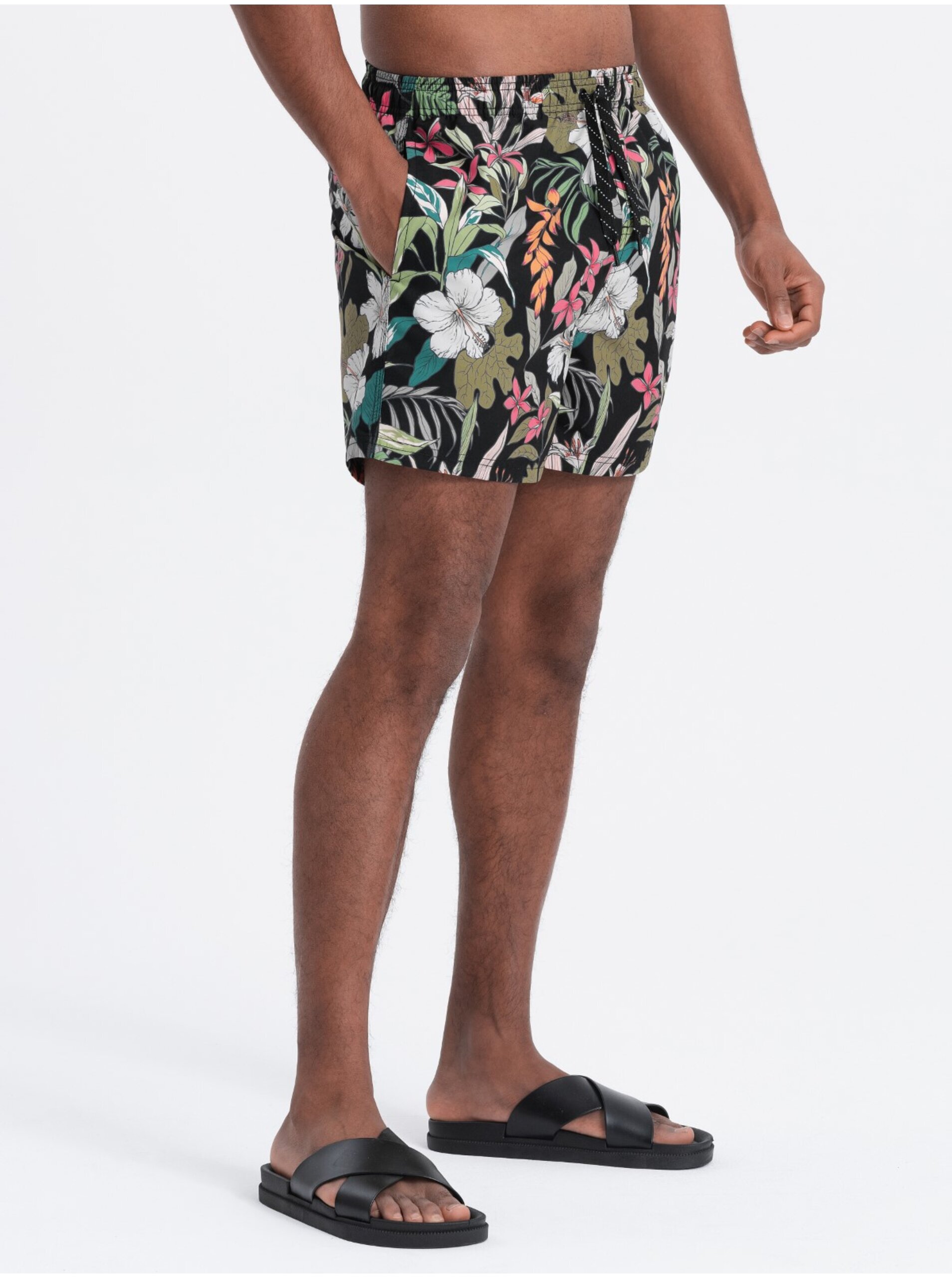 E-shop Čierno-zelené pánske plavky s tropickým vzorom Ombre Clothing