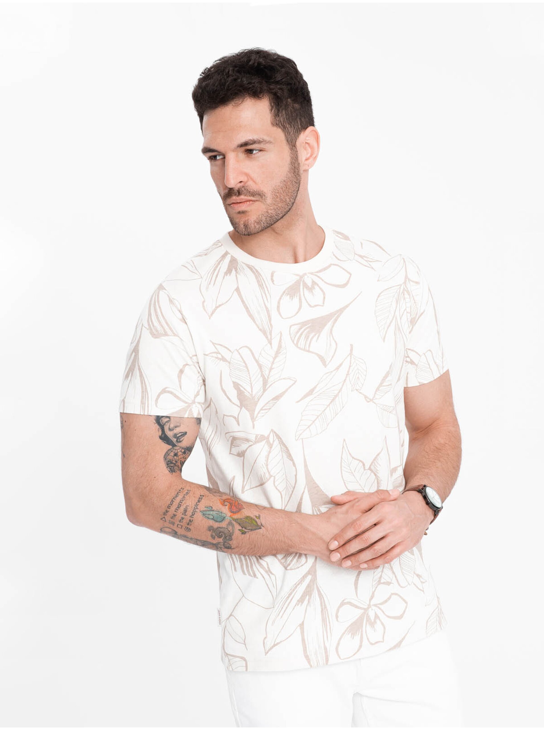 Lacno Béžovo-krémové pánske vzorované tričko Ombre Clothing