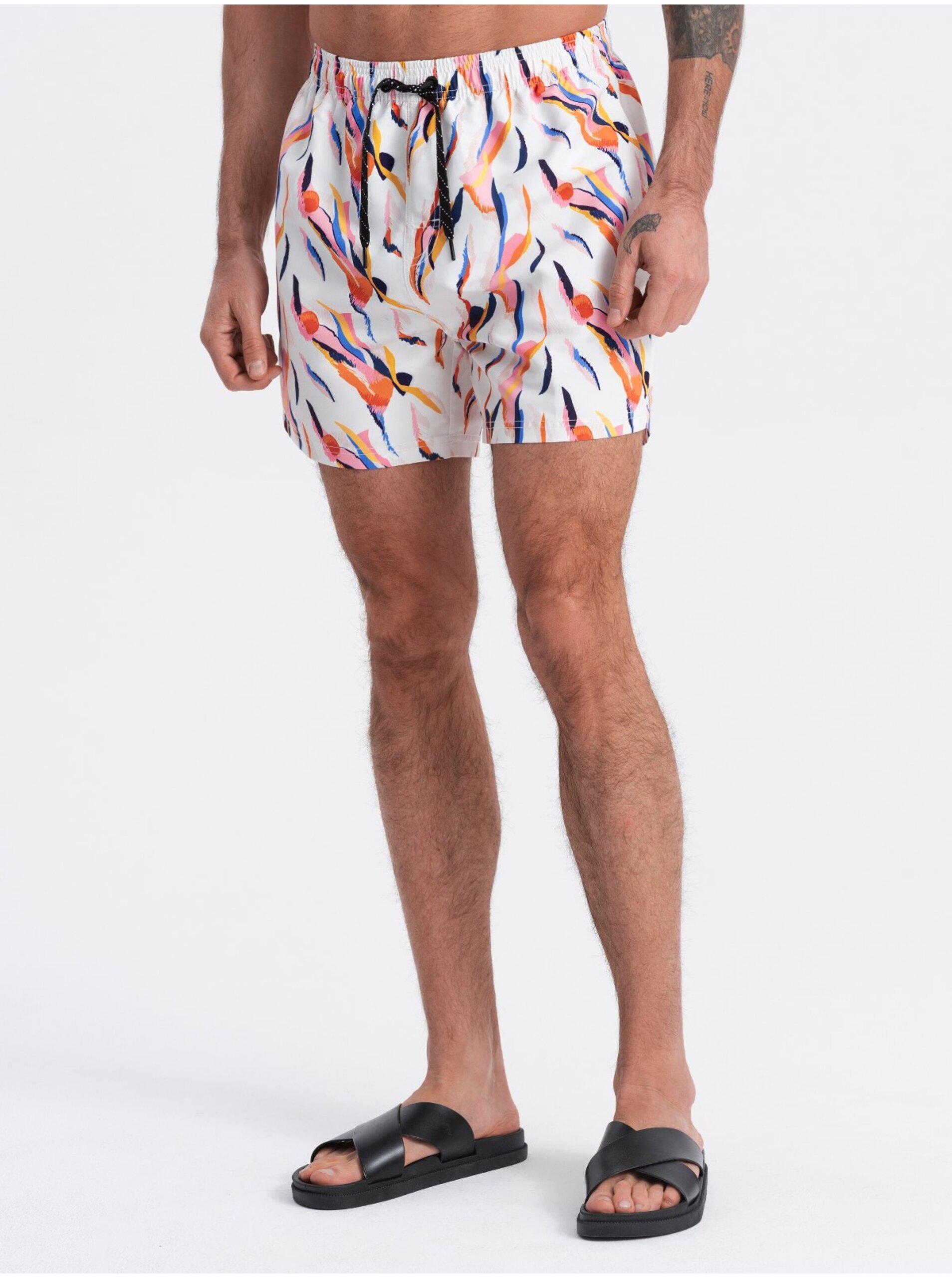 E-shop Oranžovo-biele pánske vzorované plavky Ombre Clothing
